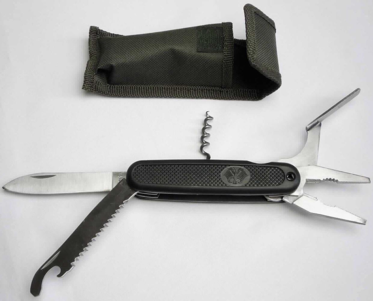 "BW Pocket Tool"

- aus verschiedenen Bestandteilen zusammengesetztes Erzeugnis, bestehend aus

- einem Klappmesser (Taschenmesser) mit schneidender Klinge aus unedlem Metall  
  (charakterbestimmend) und Griffschalen aus Kunststoff, in die gemeinsam unlösbar
  aber ausklappbar eine Zange mit integrierter Drahtschere, eine Säge mit einem am
  Ende integrierten Flaschenöffner, ein Korkenzieher sowie eine Ahle (jeweils aus
  unedlem Metall) eingesetzt sind

- Klingenlänge ca. 73 mm, Grifflänge ca. 107 mm

- in einer passgenauen, für den dauernden Gebrauch geeigneten Gürteltasche aus
  Spinnstoff aufgemacht sowie in einem Pappkarton verpackt

Abbildung siehe Anlage.

Derartige Erzeugnisse gehören als "Messer mit schneidender, nicht feststehender Klinge aus 
unedlem Metall, kein Messer der Pos. 8208" zum TARIC-Code 8211 9300 00.