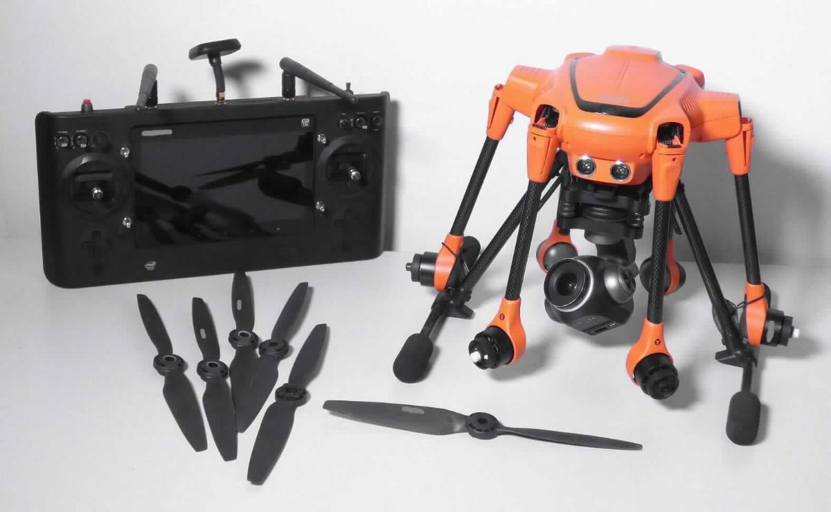 Warenzusammenstellung bestehend aus einem Fluggerät (Multicopter), einem Ladegerät und einer Funkfernsteuerung, sog. Drohne ohne Kamera, Fotos siehe Anlage,
- in Aufmachung für den Einzelverkauf (in einem speziell für den Transport und Verkauf
  hergerichteten Karton),
- zur Befriedigung eines speziellen Bedarfs zusammengestellt,
- Fluggerät; lt. Antrag:
- - mit einem Gehäuse mit sechs Rotoren (Hexacopter), 
- - mit einem einziehbaren Landegestell (für einen 360°-Rundumblick),
- - mit den Abmessungen zusammengeklappt für den Transport: Breite ca. 360 mm x Höhe ca.
    260 mm x Tiefe 270 mm, ausgeklappt mit einer Diagonale (ohne Rotoren) von 570 mm,
- - mit einem Gewicht von 1.035 g (ohne Akkumulator, ohne Gimbal)
- - mit einem maximalen Abfluggewicht von 2,5 kg, 
- - mit einer maximalen Flughöhe von 500 m über Normal Null,
- - mit einem Litium-Polymer-Akkumulator (4S 5250mAh 15,2V LiPo; Lieferumfang 2 Stück),
- - mit einer maximalen Flugzeit bis zu 28 Minuten; kann optional bodengebunden per 
    Kabel mit Strom für einen längeren Zeitraum versorgt werden,
- - nutzt als Navigationssystem die Satellitensysteme GPS, GLONASS und GALILEO,
- - mit U-Blox-Prozessor zur Positionsbestimmung,
- - ohne Kamera,
- Ladegerät (SC4000-4H),
- Funkfernsteuerung ST16S; lt. Antrag:
- - mit 7 Zoll Bildschirm mit Touchscreen,
- - mit einer Reichweite von maximal 1,6 km,
- dient Inspektions-, Strafverfolgungs-, Sicherheits-, Bau-, Vermessungs- und 
  Kartierungsanwendungen, 
- kann mit verschiedenen Kamerasystemen ausgestattet werden (nicht Gegenstand
  dieser Auskunft), 
- das Fluggerät bestimmt den Charakter der Warenzusammenstellung.

"Hubschrauber (Multicopter), mit einem Leergewicht von weniger als 2000 kg"