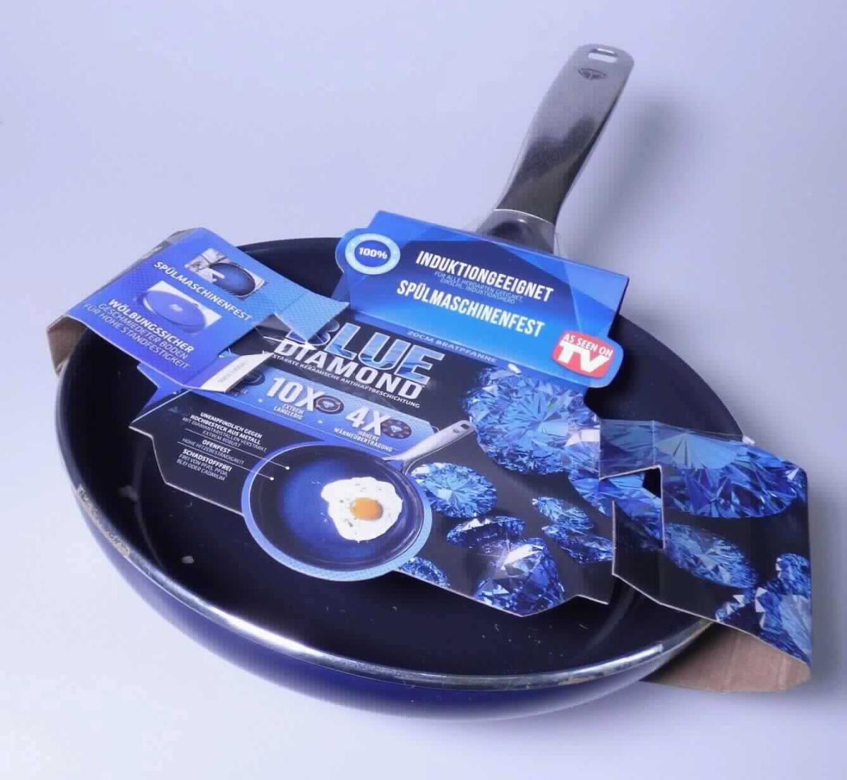 Bei der Ware handelt es sich um eine runde Pfanne mit einem größtem Durchmesser von ca. 21 cm und einer Höhe von 4 cm. Das Erzeugnis weist eine plane magnetisch reagierende Unterseite, eine Beschichtung der Innenseite und einen mit zwei Nieten angesetzten Stiel von etwa 16 cm Länge auf.
Die Pfanne ist mit einer Pappbanderole versehen. Nach Angaben auf der Banderole besteht der Stiel aus Edelstahl und die Beschichtung aus Keramik. 
Laut Angaben des Antragstellers handelt es sich um eine geschmiedete Pfanne aus einer der Aluminiumlegierung Alloy 3003, wobei Aluminium gewichtsmäßig vorherrscht.

Derartige Erzeugnisse gehören als "andere Haushaltsartikel aus Aluminium" in die Unterposition 7615 1080 des Zolltarifs.

Abbildung siehe Anlage.