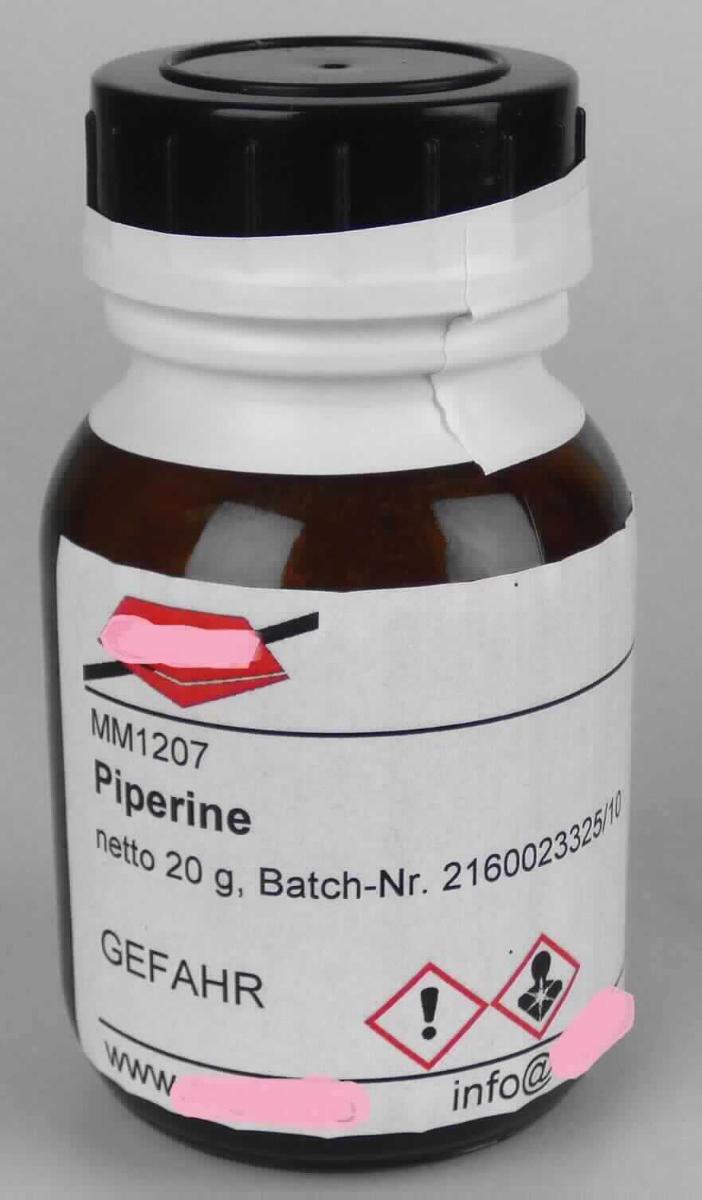 Piperin

Bei der Ware handelt es sich nach den vorgelegten Datenblättern um die chemisch einheitliche Verbindung Piperin.Die Reinheit beträgt mindestens 95 %. Die CAS-Nummer lautet 94-62-2. Eine synonyme Bezeichnung ist 1,3-Benzodioxol-5-yl-1-oxo-2,4-pentadienyl-piperine. Das Erzeugnis liegt als weißes bis leicht gelbliches Pulver vor und wird aus schwarzem Pfeffer (Piper nigrum) gewonnen.

Die Ware ist als anderes Alkaloid pflanzilichen Ursprungs in den TARIC-Code 2939 7990 90 einzureihen.