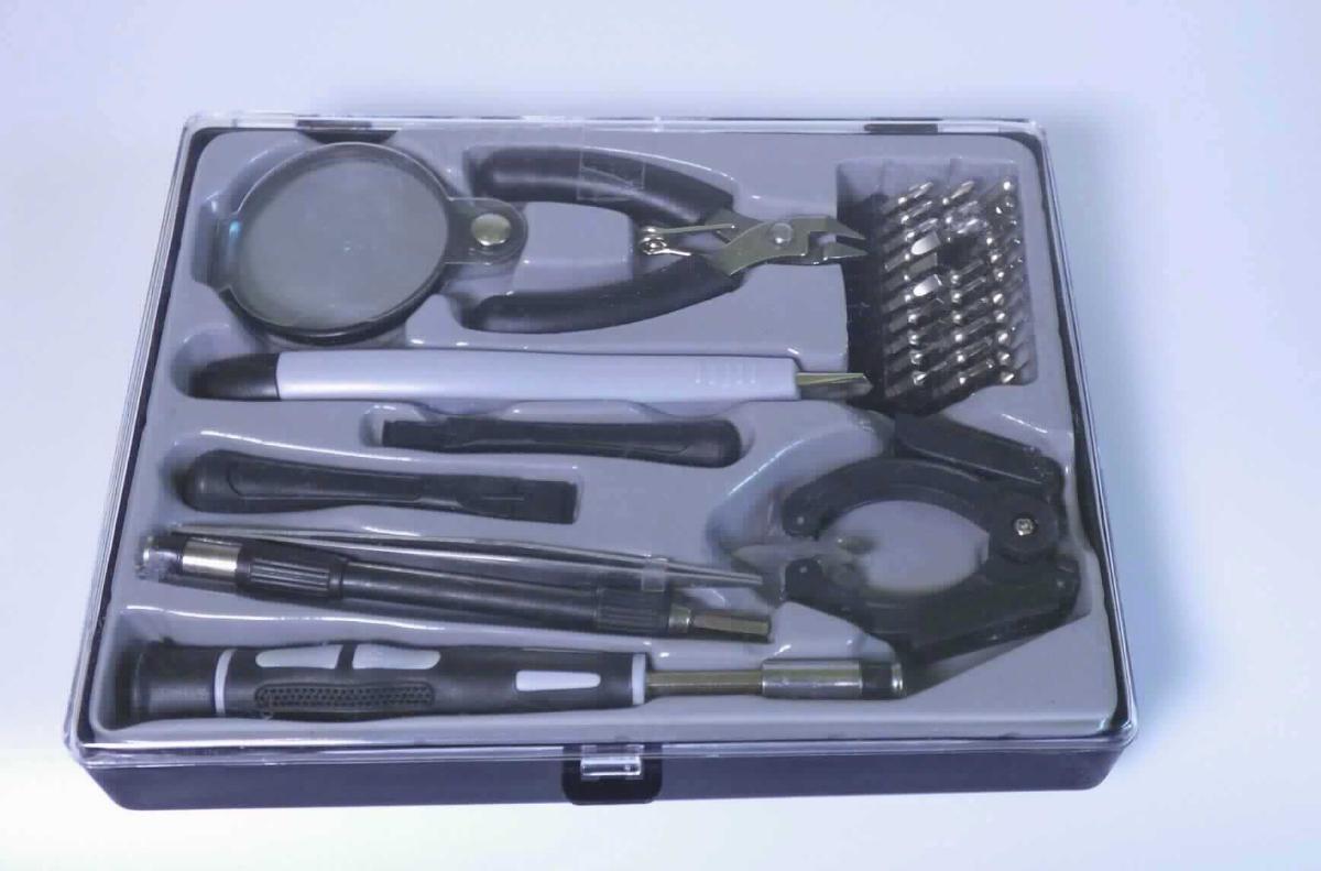 "Feinmechaniker-Set"
Warenzusammenstellung in Aufmachung für den Einzelverkauf, bestehend aus

- einer Zusammenstellung von Werkzeugen der Positionen 8203 und 8205 (= Pos. 8206),
  in Aufmachung für den Einzelverkauf, bestehend aus
- - einem Seitenschneider und einer Pinzette, jeweils aus unedlem Metall
- - einem noch nicht zusammengesetzten Schraubendreher, bestehend aus einem Antriebsteil
    mit Sechskantaufnahme und einem Schraubendrehereinsatz (Bit) aus unedlem Metall
- - einer flexiblen Verlängerung für den Schraubendreher, an einem Ende mit
    Innensechskantaufnahme und am anderen Ende mit einem Außensechskant

- 29 weiteren Bits aus unedlem Metall

- einer Lupe

- einem Cutter mit verschiebbarer Klinge aus unedlem Metall

- zwei länglichen Hebelwerkzeugen und einer Klemme, jeweils aus Kunststoff

- die Werkzeugzusammenstellung der Pos. 8206 bestimmt hinsichtlich des Wertes und des
  Gewichts den Charakter der Warenzusammenstellung

- gemeinsam in einer zum dauernden Gebrauch geeigneten Kunststoffbox mit 
  herausnehmbarem Tiefzieheinsatz eingelegt; die  Bits sind zusätzlich in spezifisch geformte   
  Kunststoffleisten eingesteckt

Abbildung siehe Anlage.

Derartige Erzeugnisse gehören als "Zusammenstellungen von Werkzeugen aus zwei oder mehr der Positionen 8202 bis 8205, in Aufmachung für den Einzelverkauf, mit arbeitendem Teil aus unedlem Metall" zur Codenummer 8206 0000 00 0 des Zolltarifs.