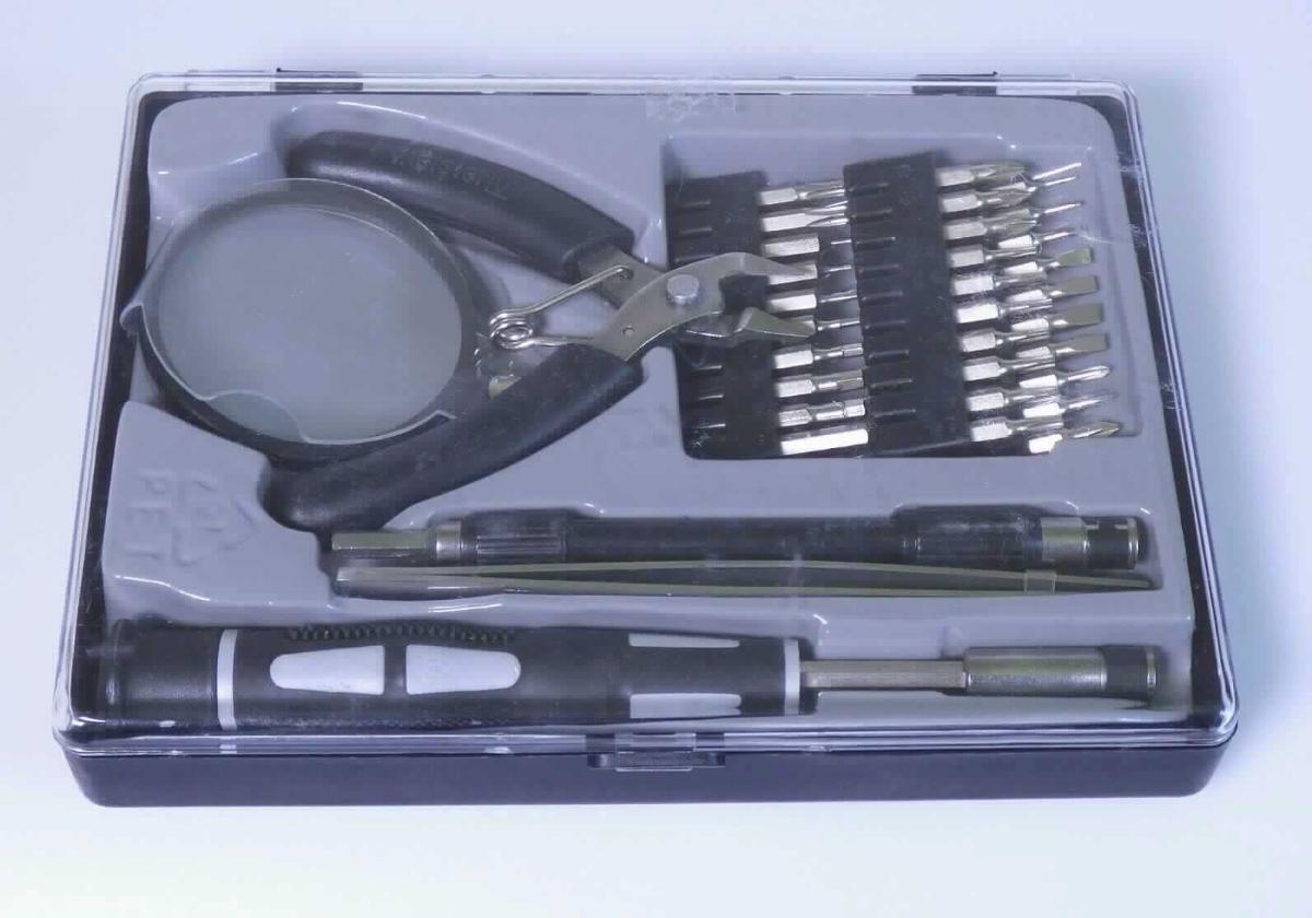 "Feinmechaniker-Set"
Warenzusammenstellung in Aufmachung für den Einzelverkauf, bestehend aus

- einer Zusammenstellung von Werkzeugen der Positionen 8203 und 8205 (= Pos. 8206),
  in Aufmachung für den Einzelverkauf, bestehend aus
- - einem Seitenschneider und einer Pinzette, jeweils aus unedlem Metall
- - einem noch nicht zusammengesetzten Schraubendreher, bestehend aus einem Antriebsteil
    mit Sechskantaufnahme und einem Schraubendrehereinsatz (Bit) aus unedlem Metall
- - einer flexiblen Verlängerung für den Schraubendreher, an einem Ende mit
    Innensechskantaufnahme und am anderen Ende mit einem Außensechskant

- 29 weiteren Bits aus unedlem Metall

- einer Lupe

- die Werkzeugzusammenstellung der Pos. 8206 bestimmt hinsichtlich des Wertes und des
  Gewichts den Charakter der Warenzusammenstellung

- gemeinsam in einer zum dauernden Gebrauch geeigneten Kunststoffbox mit 
  herausnhmebarem Tiefzieheinsatz eingelegt; die  Bits sind zusätzlich in spezifisch geformte   
  Kunststoffleisten eingesteckt

Abbildung siehe Anlage.

Derartige Erzeugnisse gehören als "Zusammenstellungen von Werkzeugen aus zwei oder mehr der Positionen 8202 bis 8205, in Aufmachung für den Einzelverkauf, mit arbeitendem Teil aus unedlem Metall" zur Codenummer 8206 0000 00 0 des Zolltarifs.