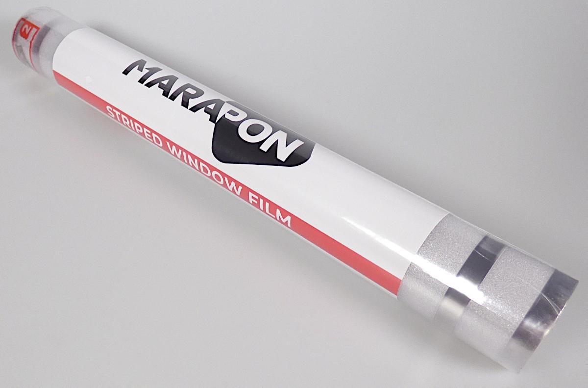 Angaben des Antragstellers:
Fensterfolie, selbstklebend durch Haftung, statisch
0,20 mm PVC
0,02 mm PET (Trägerfolie)

Untersuchungen an einem Warenmuster:
Es wurde eine ca. 30 cm breite, nicht selbstklebende Kunststofffolie auf Rolle vorgelegt. Die Folie ist transparent, farblos und auf der Oberfläche mit einem Streifenmuster versehen. Die Folie besteht aus weichgemachtem PVC (Dicke: ca. 0,16 mm) und ist mit einer Schutzfolie ausgerüstet. Der Weichmachergehalt ist größer als 6 GHT.

Befund:
Es handelt sich um eine Folie aus Polymeren des Vinylchlorids im Sinne der Unterposition (KN) 3920 4310.