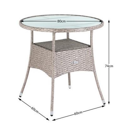 Es handelt sich bei dem sog. „Polyrattan Tisch“ um aus verschiedenen Stoffen zusammengesetzte Möbel mit den unterschiedlichen Maßen: 48 cm x 44 cm x 74 cm und 60 cm x 60 cm x 74 cm (B x T x H) sowie Durchmessern der Tischplatten von 60 cm und 80 cm.

Die Tische bestehen im Wesentlichen aus einem vierbeinigen Metallgestell, das vollständig mit einem Kunststoffgeflecht aus Polyrattan bespannt ist, und einer Tischplatte aus Glas in Milchglasoptik. Unter der Platte befindet sich eine weitere Ablagefläche in rechteckiger Form.

Gegenüber dem Kunststoff bestimmen das Metallgestell aufgrund der Bedeutung als Stabilität verleihendes Element und die Glasplatte aufgrund des höheren Wertes den stofflichen Charakter der Ware.
Da eine genauere Abgrenzung zwischen dem Metallgestell und der Glasplatte nicht möglich ist, erfolgt eine Einreihung in die zuletzt genannte, der gleichermaßen in Betracht kommenden Unterpositionen.

Der Tisch ist dazu bestimmt, auf den Boden gestellt zu werden und dient der Einrichtung von z.B Terrassen. Hinweise auf Handarbeit liegen nicht vor.

Das noch nicht zusammengesetzte Erzeugnis wird als "anderes als von den Positionen 9401 und 9402 erfasstes Möbel, aus Glas, nicht handgearbeitet" eingereiht.