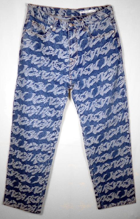 Lange Hose, sog. Hose für Männer, Style 10740905460, Größe 32, Foto siehe Anlage,
- aus ca. 0,9 mm dicken, buntgewebten (laut Antrag) Jaquardgeweben (somit kein Denim im Sinne
  der Unterpositions-Anmerkung 1 zu Kapitel 52) aus laut Antrag 100 % Baumwolle,
- in der Taille abschließend, mit einem angesetzten Bund mit Gürtelschlaufen,
- vorn mit einer Öffnung mit Reißverschluss, verdeckt von einer Patte von links über rechts
  (Männerkleidung), die im Bund mit einem Knopf geschlossen wird,
- vorn mit zwei eingesetzten, offenen Taschen und einer aufgesetzten, kleinen Tasche sowie mit
  zwei aufgesetzten, offenen Gesäßtaschen,
- mit knöchellangen Hosenbeinen; an den Beinabschlüssen durch Umschlagen und Festnähen
  gesäumt,
- keine Arbeits- und Berufskleidung.

"Lange Hose, aus Geweben, für Männer, aus Baumwolle, keine Arbeits- und Berufskleidung, andere
 als in den Unterpositionen 6203 4231 und 6203 4233 genannte"
