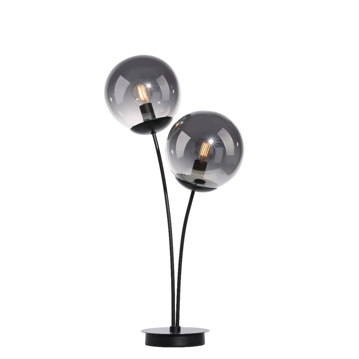 Bei der Ware handelt es sich um eine etwa 60 cm hohe, elektrische Tischleuchte, aus einem rundem Leuchtenfuß (d: 13 cm) mit Dekorplatte (beides aus Metall; d: 15 cm), zwei unterschiedlich langen Metallrohren (d: 0,75 cm), an deren Ende zwei Hohlkugeln (d: 16 cm) aus rauchig gefärbten, nahezu klarem Glas mit einer Öffnung für eine Befestigung angebracht sind und zwei E14-Fassungen (jeweils max. 25 W) sowie einem Kabel mit Schnurschalter zum Anschluss an das elektrische Stromnetz.
Ein charakterbestimmender Stoff (Metall als Stabilitätgeber, Glas für die Lichtreflexion) ist nicht ermittelbar, sodass die Leuchte in die zuletzt genannte Unterposition der gleichermaßen in Betracht kommenden Unterpositionen eingereiht wird.
Hinweise auf eine Handarbeit liegen nicht vor.
Das Erzeugnis ist als "elektrische Tischleuchte, anderweit weder genannt noch inbegriffen, nicht ausschließlich zur Verwendung mit Leuchtdioden-Lichtquellen bestimmt, aus Metall, nicht handgearbeitet" einzureihen.
