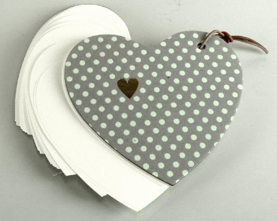 Es handelt sich um ein herzförmiges Notizbuch (max. Länge x Breite etwa 11,5 x 12,0 cm). Der Buchblock besteht aus entsprechend zugeschnittenen Blättern aus Papier. Der Vorder- und Hinterdeckel bestehen aus passgenauen Zuschnitten aus unwesentlich bedruckter Pappe. Die Blätter und die Pappzuschnitte sind einfach gelocht und durch ein zu einer Schlaufe geknotetes Band aus Leder zusammengefasst. An dem Lederband ist ein Hängeetikett (Ware mit geringem Wert) befestigt.

Abbildung siehe Anlage.

Derartige Waren gehören als "Notizbücher, aus Papier, ohne Kalendarium" zum TARIC-Code 4820 10 30 00.