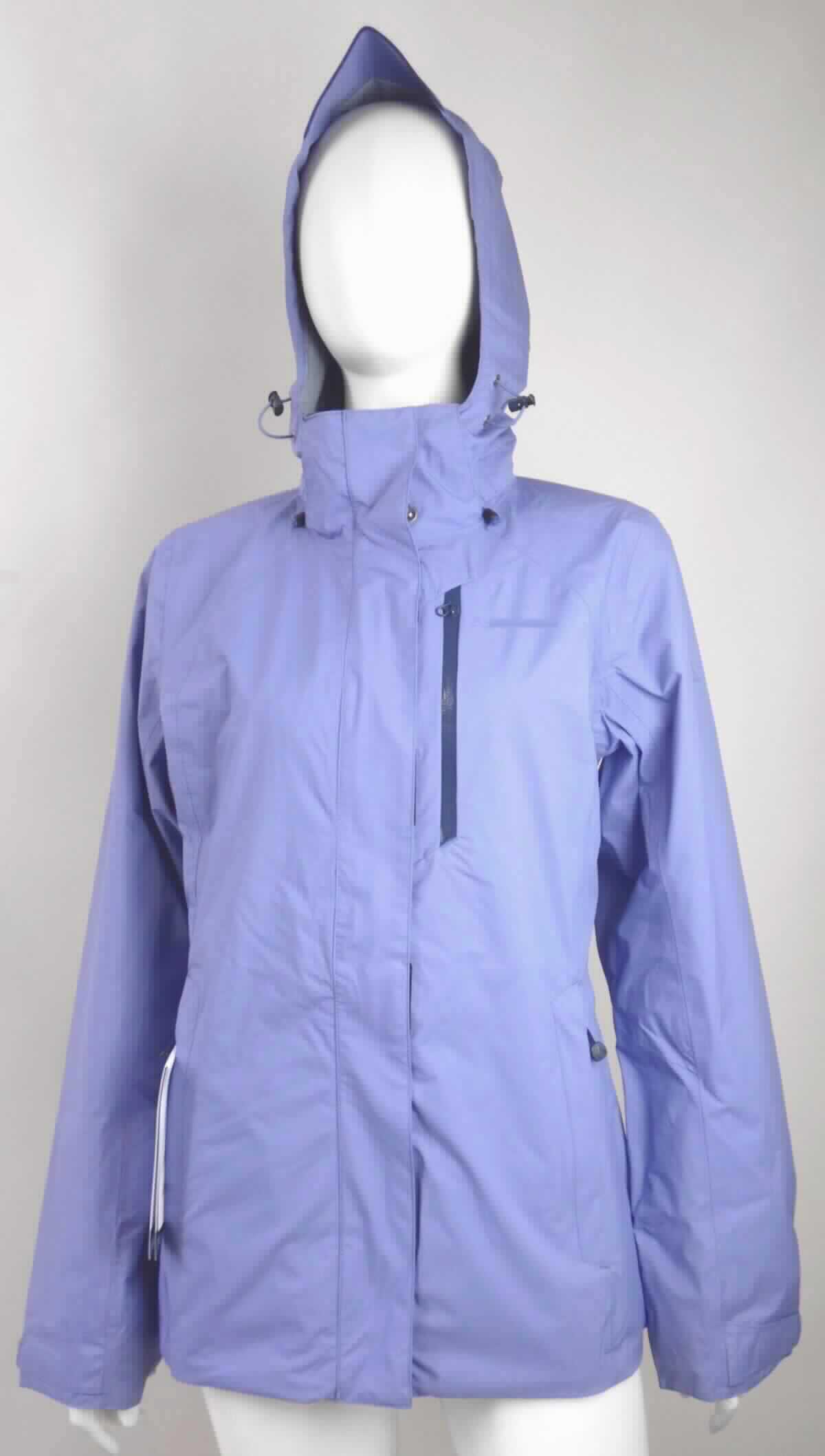 Blouson, sog. Anorak, Größe 38, Foto siehe Anlage,
- in einem Polybeutel verpackt,
- aus ca. 0,5 mm dicken, einfarbigen, einseitig (Innenseite) mit einer Lage aus Kunststoff (kein Zellkunststoff) 
  versehenen Geweben der Position 5903 aus laut Antrag 100 % Polyamid (synthetische Chemiefasern),
- über den Schritt reichend (Rückenlänge: ca. 70 cm),
- durchgehend leicht gefüttert,
- mit einem Stehkragen und einer abtrennbaren Kapuze,
- vorn mit einer durchgehenden Öffnung mit einem bis in die Kragenspitzen reichenden Reißverschluss;
  am Kragenrand mit einer kurzen Überlappung von links über rechts, verdeckt von einer Patte mit 
  Druckknopfverschluss und Klettverschluss von rechts über links (Frauenkleidung), 
- mit langen Ärmeln, die über den unteren Rand des Kleidungsstücks hinausreichen; an den Ärmelenden mit 
  einem Klettverschlussriegel zu verengen,
- vorn mit zwei eingesetzten Taschen mit Reißverschluss unterhalb der Taille,
- am unteren, abgerundeten Rand mit einem verengenden Tunnelzug ausgestattet,
- erfüllt die Merkmale zur Einreihung als Blouson, somit kein Anorak und keine Jacke.

"Kleidung (Blouson) aus Erzeugnissen der Position 5903, aus Geweben, für Frauen"