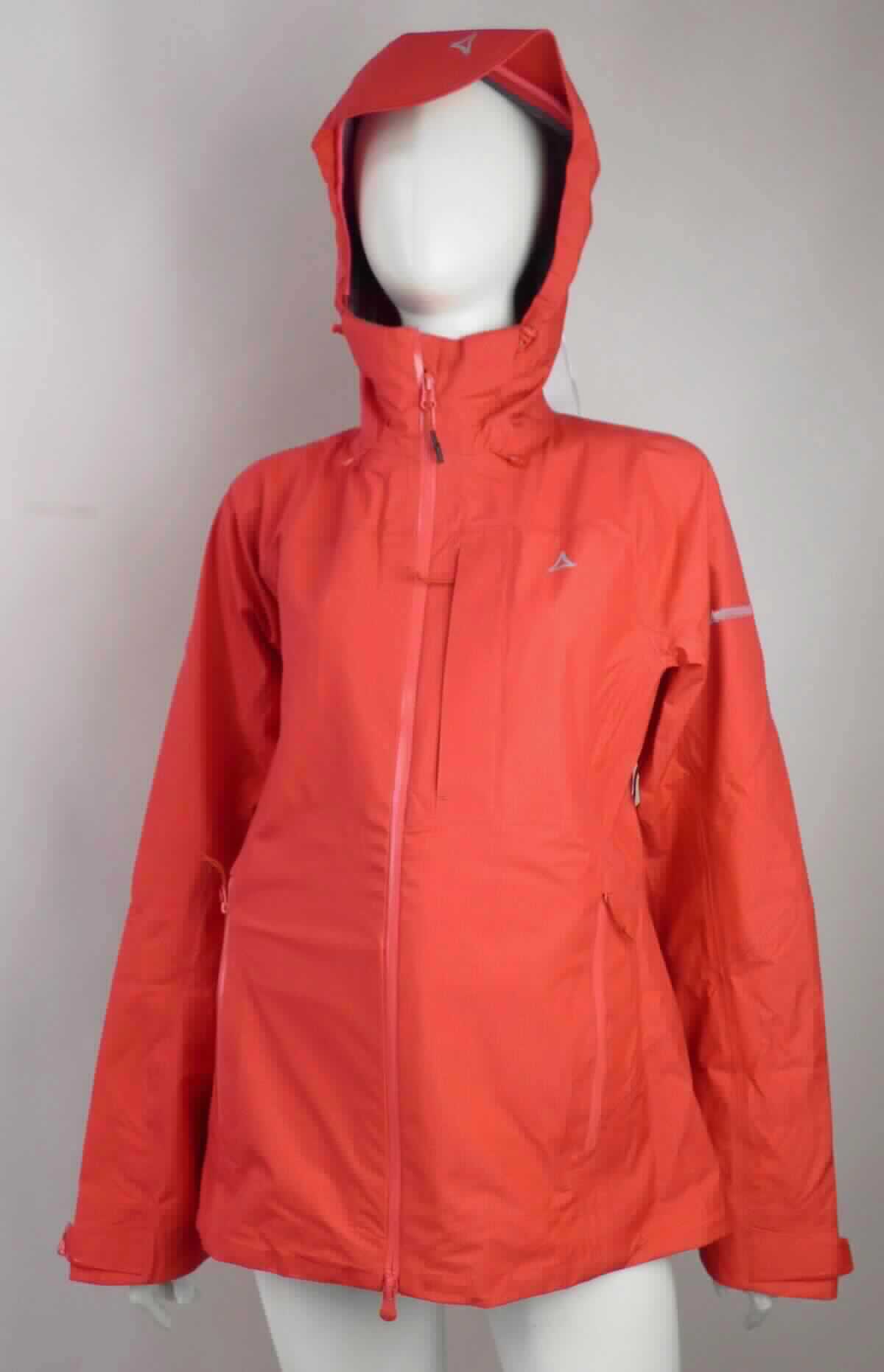 Blouson, sog. Anorak, Größe 38, Foto siehe Anlage,
- in einem Polybeutel verpackt,
- aus ca. 0,5 mm dicken, dreilagigen Flächenerzeugnissen der Position 5903 mit einer Außenlage (Schauseite) 
  aus einfarbigen Geweben, einer Zwischenlage aus einer Folie aus Kunststoff (laut Antrag: PTFE) und einer 
  Innenlage aus einfarbigen Gewirken; alle Spinnstoffe aus laut Antrag 100 % Polyamid (synthetische 
  Chemiefasern),
- über den Schritt reichend (Rückenlänge: ca. 69 cm),
- mit einer angesetzten Kapuze mit Tunnelzug,
- vorn mit einer durchgehenden Öffnung mit einem bis an den Kapuzenrand reichenden Reißverschluss; am  
  Kapuzenrand mit einer kurzen Überlappung von links über rechts (Männerkleidung),
- mit langen Ärmeln, die über den unteren Rand des Kleidungsstücks hinausreichen; an den Ärmelenden mit 
  Klettriegeln zu verengen,
- unter den Achseln mit jeweils einem Belüftungsschlitz mit Reißverschluss ausgestattet,
- mit diversen Taschen versehen,
- am unteren Rand mit einem Tunnelzug zu verengen,
- erfüllt die Merkmale zur Einreihung als Blouson, somit kein Anorak und keine Jacke,
- die Gewebe der Außenlage verleihen dem Flächenerzeugnis insbesondere im Hinblick auf das äußere 
  Erscheinungsbild seinen wesentlichen Charakter.

"Kleidung (Blouson), aus Erzeugnissen der Position 5903, aus Geweben, für Männer"
