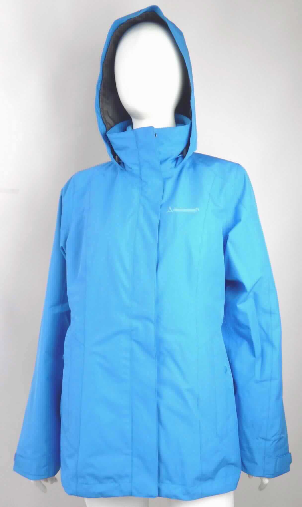 Zwei miteinander verbundene Kleidungsstücke (Blouson und Jacke), sog. Anorak, Größe 38 (M), 
Foto siehe Anlage,
- die Kleidungsstücke sind durch Druckknopflaschen und Reißverschlüsse miteinander verbunden, können aber 
  auch separat getragen werden; getrennte Einreihung beider Kleidungsstücke, da ein Blouson aus Gewebe bzw. 
  eine Jacke aus Gewirke nicht in eine Position eingereiht werden dürfen,
- Blouson: 
-- aus ca. 0,3 mm dicken, einfarbigen, einseitig (Innenseite) mit Kunststoff (kein Zellkunststoff) bestrichenen 
   Geweben der Position 5903 aus laut Antrag 100 % Polyester (synthetische Chemiefasern),
-- gefüttert,
-- über den Schritt reichend (Rückenlänge: ca. 75 cm); hinten abgerundet, vorn gerade und bis zu 3 cm 
   kürzer gearbeitet,
-- mit einer einrollbaren Kapuze, 
-- mit einem Stehkragen,
-- vorn mit einer durchgehenden Öffnung mit einem bis an den Kragenrand reichenden Reißverschluss, verdeckt 
   von einer von rechts auf links überlappenden Patte mit Klett- und Druckknopfverschluss (Frauenkleidung),
-- mit langen Ärmeln, die über den unteren Rand hinausreichen, an den Ärmelenden mit einem 
   Klettverschlussriegel zu verengen,
-- vorn mit zwei eingesetzten Taschen mit Reißverschluss unterhalb der Taille,
-- am unteren Rand mit einem verengenden Tunnelzug, 
-- erfüllt die Merkmale zur Einreihung als Blouson, somit kein Anorak.

"Kleidung (Blouson) aus Erzeugnissen der Position 5903, aus Geweben, für Frauen"