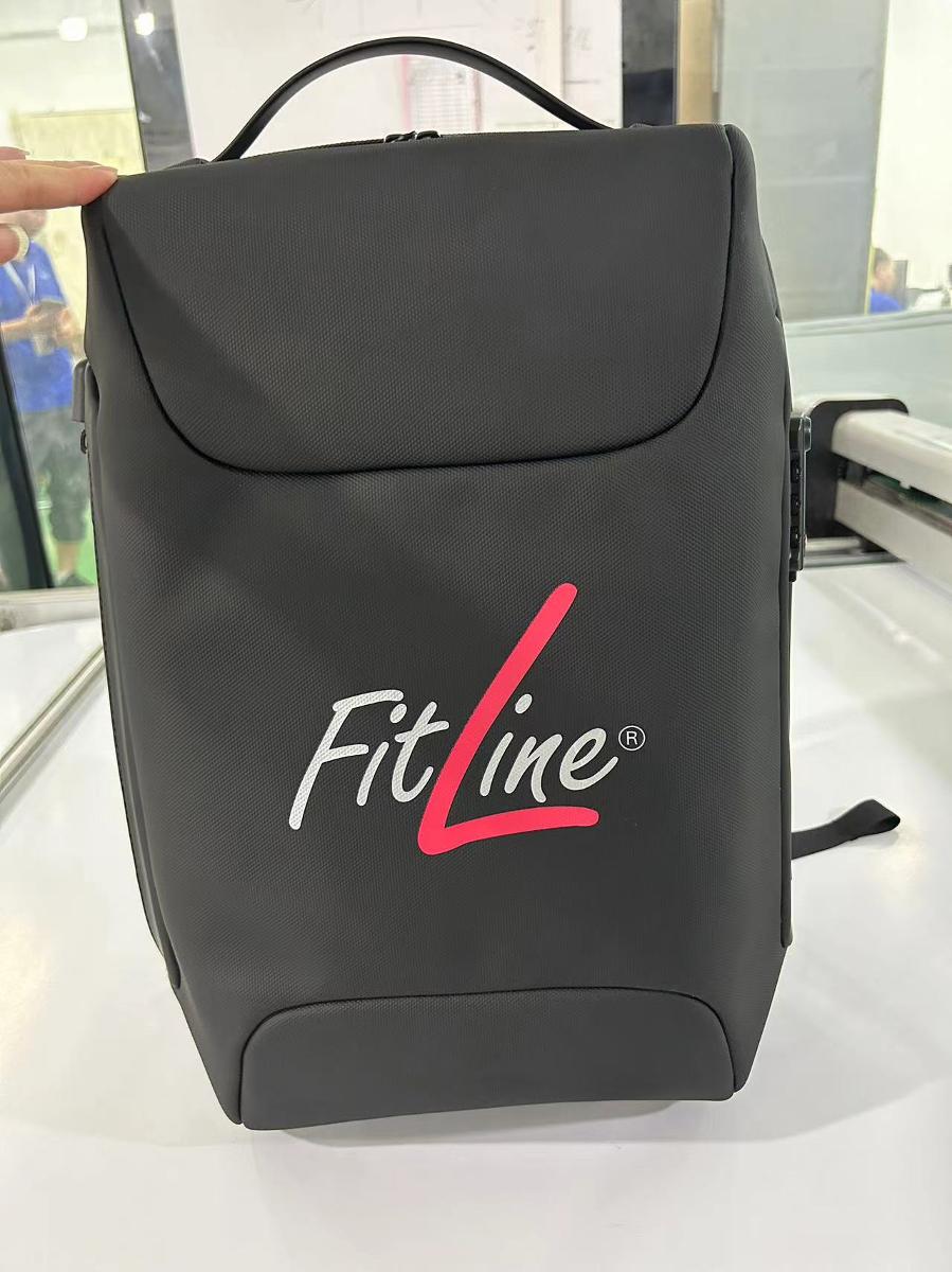 Rucksack, sog. Universal Business Backpack, Fotos siehe Anlage,
aus verschiedenen Bestandteilen zusammengesetzte Ware, bestehend aus:
- einem Rucksack:
- - mit einer flächenmäßig überwiegenden Außenseite aus Kunststofffolien (charakterbestimmend)
    auf einer Unterlage aus Spinnstoff; der mit dem bloßen Auge wahrnehmbare Kunststoff bedeckt
    den Spinnstoff vollständig und gleicht einer aufgebrachten, vorgefertigten Kunststofffolie,
- - am gepolsterten Rückenteil mit einer Außenseite aus Spinnstoff,
- - mit einem Handtragegriff,
- - mit zwei gepolsterten, längenverstellbaren Rückentragegurten,
- - an der Rückseite mit einem eingesetzten Reißverschlussfach und einem angenähten Gurt
    zur Befestigung an einem Trolley-Gestänge,
- - an einer Schmalseite mit einem eingesetzten Reißverschlussfach,
- - an der anderen Schmalseite mit einem Zahlenschloss für den Reißverschluss des Hauptfachs,
- - das Hauptfach ist mit einem an drei Seiten vollständig umlaufenden Reißverschluss versehen,
- - - gefüttert; innen an der Vorderseite mit zwei offenen Einsteckfächern und einem Reißverschlussfach
      sowie an der Rückseite mit zwei gepolsterten Einsteckfächern (davon ein Laptopfach) mit einem
      Klettverschlussriegel ausgestattet,
- - mit den Abmessungen: ca. 35 cm (Breite) x 48 cm (Höhe) x 13 cm (Tiefe),
- einem USB-Doppelkabel:
- - zwei zusammengefasste, isolierte, elektrische Kabel,
- - an einem Ende mit USB-Steckern versehen,
- - an zwei USB-Buchsen im unteren Bereich einer Schmalseite des Rucksacks, die mit einer Abdeckung
    aus Kunststoff versehen sind, angeschlossen,
- der Rucksack bestimmt aufgrund des Umfangs und seiner Bedeutung in Bezug auf die Verwendung 
  den wesentlichen Charakter der zusammengesetzten Ware.

"Rucksack, mit Außenseite aus Kunststofffolien"