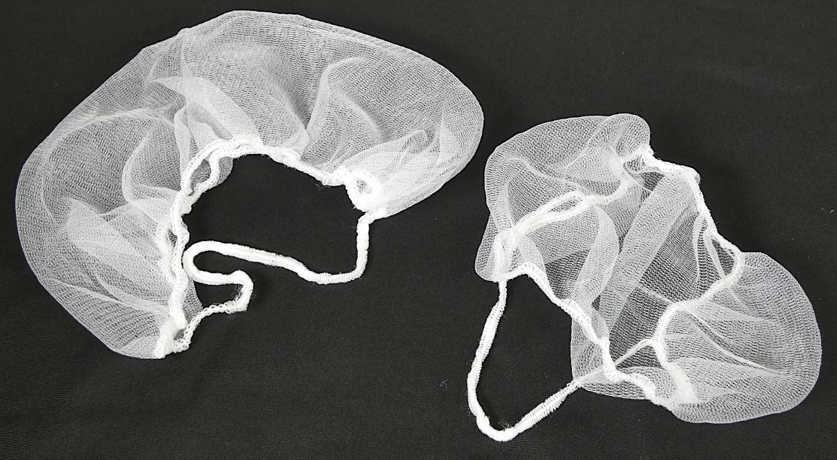 Bartabdeckung, Foto siehe Anlage,
- in zwei verschiedenen Größen; flachliegend von annähernd ovaler Form,
- aus einem einfarbigen Gewirke aus synthetischen Chemiefasern (laut Antrag Nylon),
- am Rand mit einem angenähten, elastischen Band (sog. Gummizug) verengt, mit einem weiteren
  elastischen Band ausgestattet, das die Fixierung am Kopf ermöglicht,
- durch Zusammenfügen konfektioniert,
- wird als Schutzhaube über den Bart gezogen.

"Andere konfektionierte Ware (Bartabdeckung), aus Spinnstoffen, aus Gewirke"