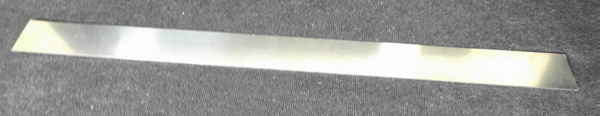 Stahlband

Bei der Ware handelt es sich um einen Bandstahl aus einem anderem legierten Stahl mit der Werkstoffbezeichnung X2NiCoMo18-16-5 in Coils. Das Flacherzeugnis weist eine Dicke von 0,35 mm und eine Breite von 21 mm auf. Das Stahlband ist kaltgewalzt, vorgehärtet und gerichtet. 

Die Ware ist aufgrund ihrer Beschaffenheit als anderes flachgewalztes Erzeugnis aus anderem legierten Stahl, mit einer Breite von weniger als 500 mm, nur kaltgewalzt in den TARIC-Code 7226 9200 90 einzureihen.