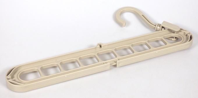 Nach den Antragsangaben sowie dem vorgelegten Warenmuster handelt es sich bei dem als „Multifunktionaler Mehrfachkleiderbügel" bezeichneten Ware um einen Kleiderbügel zum Aufhängen aus Polypropylen, einem Kunststoff im Sinne der Anmerkung 1 zu Kapitel 39. Das annährend rechteckige ca. 33 cm lange sowie 17,0 cm hohe Erzeugnis verfügt über neun nebeneinander angeordnete Aussparungen und ist mit einem beweglichen Aufhängehaken versehen. Die Ware dient zum Aufhängen anderer Kleiderbügel (nicht Gegenstand der Auskunft).

Zolltarifrechtlich handelt es sich, bei der mit einer Pappbanderole für den Verkauf aufgemachten Ware, um einen "anderen Haushalts- oder Hauswirtschaftsartikel aus Kunststoffen, anderer als von der Codenummer 3924 9000 90 1 erfasst".