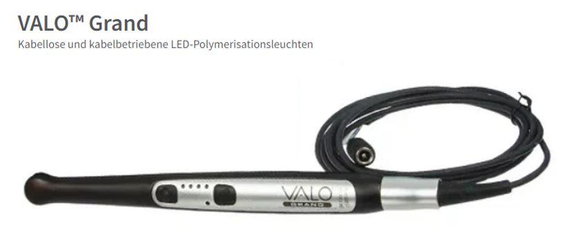 LED-Polymerisationsleuchte, zwei verschiedene Modelle, in Form einer Warenzusammenstellung in Aufmachung für den Einzelverkauf, bestehend aus
- einer im LED-Lichtpolymerisationsleuchte (charakterbestimmend im Hinblick auf die Bedeutung für die Verwendung),
- einem Netzteil,
- einem Handstückhalter,
- einer Schutzbrille sowie
- Hygieneschutzhüllen.
Das 23,5 x 2,0 x 1,9 cm (L x B x H) große, ca. 115 g schwere Lichtpolymerisationsgerät besteht im Wesentlichen aus einem stabförmigen Handstück mit einem Gehäuse aus Aluminium, Bedienungs- und Anzeigeelementen, eingebauter elektronischer Steuerung, LEDs zur Lichterzeugung und einem Glaslinsensystem zur Lichtbündelung.
Die Polymerisationsleuchte wird im Mund des Patienten zum Aushärten von lichtempfindlichen Dentalmaterialien im Zahn verwendet. Die drei Beleuchtungsmodi (Standard Power, High Power und Xtra Power) haben eine Lichtausgangsleistung von 1000, 1400/1600 (je nach Modell) bzw. 3200 mW/cm², der Lichtwellenbereich beträgt 385 bis 515 nm.
Die Bestandteile der Warenzusammenstellung sind gemeinsam in einer Verkaufsumschließung enthalten.

Die Ware wird als "zahnärztliches Gerät, nicht von den Unterpositionen (KN) 9018 1100 bis 9018 4910 erfasst" eingereiht.