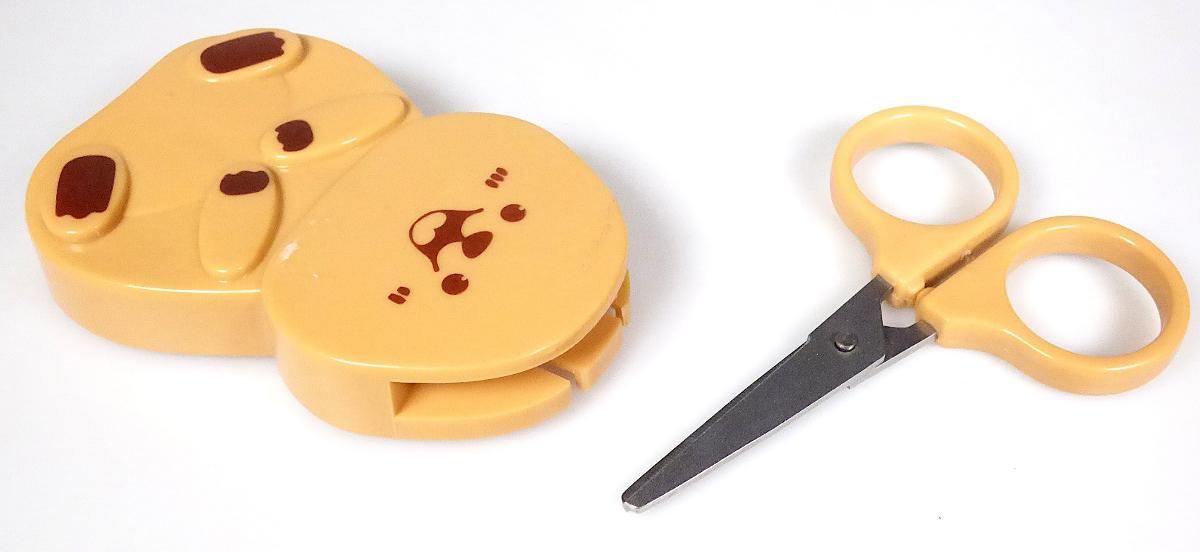 "Schere in Halterung mit Magnet, Art.-Nr. 342773"

aus verschiedenen Bestandteilen zusammengesetzte Ware, bestehend aus

- einer Schere

- - bestehend aus zwei um einen Stift x-förmig beweglich gelagerten Scherenblättern aus unedlem
    Metall, die an den Enden Griffschalen aus Kunststoff aufweisen

- - die Griffschalen sind zur leichteren Handhabung jeweils zu einer Öse zum Durchstecken eines
    Fingers ausgearbeitet

- einer Halterung aus Kunststoff, zum Aufbewahren und Bereithalten der Schere

- einem auf der Rückseite der Halterung eingeklebten Magneten, zum Anheften an magnetische
  Gegenstände

- die Schere bestimmt hinsichtlich der Bedeutung für die Verwendung den Charakter der aus ver-
  schiedenen Bestandteilen zusammengesetzten Ware

Abbildung siehe Anlage.

Derartige Erzeugnisse gehören als "Scheren, mit arbeitendem Teil aus unedlem Metall" zur Code-
nummer 8213 0000 00 0 des Zolltarifs.