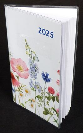 Es handelt sich um eine Warenzusammenstellung in Aufmachung für den Einzelverkauf, die gemeinsam mit einem mit Motiv und der Jahreszahl 2025 farbig bedruckten Einleger aus Papier in einen Umschlag aus Kunststofffolie eingeschoben sind (Abmessungen: etwa 9,5 x 16 cm):

1. Ein Notizbuch (Umfang: 36 Seiten, Klammerheftung) aus Papier mit aufgedrucktem Gebrauchszeitraum, hier: 2025, enthält eine Monatsplanung mit zwei Seiten pro Monat, hier können z. B. Termine und Aufgaben eingetragen werden. Daneben sind ein Jahresplaner, eine Ferien- und Feiertagsübersicht sowie hilfreiche Telefonnummern und Internetadressen abgedruckt.

2. Ein Telefon- / Adressbuch (Umfang: 20 Seiten, Klammerheftung) aus Papier zum Eintragen von z. B. persönlichen Adressen und Telefonnummern nach Alphabet sortiert.

Abbildung siehe Anlage.

Derartige Waren gehören als "Notizbücher mit Kalendarium, aus Papier oder Pappe" zur Codenummer 4820 10 50 00 0 des Zolltarifs, da es sich um eine Zusammenstellung in Aufmachung für den Einzelverkauf handelt, deren wesentlicher Charakter nach dem Umfang und der Bedeutung für die Verwendung durch das Notizbuch mit Kalendarium bestimmt wird.