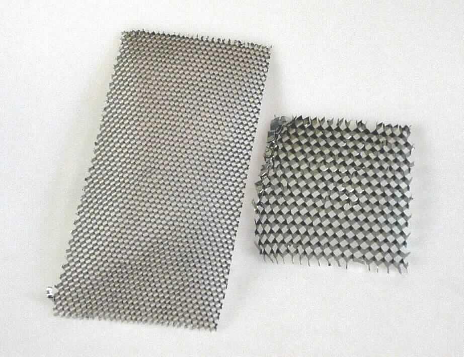 Es handelt sich um quaderförmige Erzeugnisse mit wabenförmiger Struktur (Zellgrößen:
3,2 mm bis 9,5 mm) aus etwa 0,018 mm bis 0,102 mm dicken Folien aus verschiedenen
Aluminiumlegierungen mit gewichtsmäßig vorherrschendem Aluminiumgehalt. Die aus
perforierten oder nicht perforierten Folien hergestellten Erzeugnisse werden bei der
Herstellung von Flugzeugteilen verwendet.
- Antragstellerangaben -
Abbildung siehe Anlage.
Derartige Erzeugnisse gehören als "andere [als in den Unterpositionen (KN) 7616 1000
bis 7616 9910 genannte] Waren aus Aluminium, nicht handgearbeitet,
Aluminiumwabenblock, wie er beim Herstellen von Flugzeugteilen verwendet wird" zum
TARIC-Code 7616 9990 15.