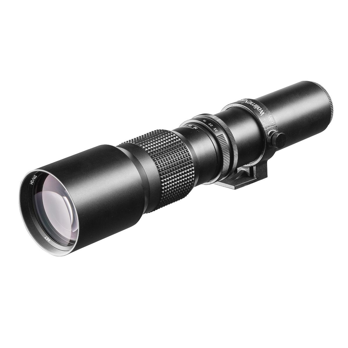 Sog. Linsenobjektiv mit eingebauter Irisblende für Kameras 500/8,0 DSLR T2, Artikelnummer 12701, im Wesentlichen bestehend aus einem gefassten Linsensystem aus vier Linsen aus optisch bearbeitetem Glas in vier Gruppen in einem zylindrischen Metallgehäuse, mit eingebauter Irisblende für Kameras, mit einem Gewicht von 640 g und folgenden Abmessungen (Durchmesser x Länge): 70 mm x 298 mm. Das Objektiv verfügt über eine Brennweite von 500 mm, eine Naheinstellgrenze von ca. 10 m und eine Lichtstärke von 1:8,0. Mittels eines anschraubbaren T2-Adapters (nicht Gegenstand dieser vZTA-Entscheidung) kann das Objektiv an verschiedene Kameras diverser Hersteller (Canon, Nikon, Olympus, Minolta, Pentax, Leica R/SL, Praktica, Samsung, Sony Alpha etc.) montiert werden. Das Objektiv ist für die Reise-, Natur- und Tierfotografie konzipiert.
Die Ware ist mit einem Aufbewahrungsbeutel (De-Minimis-Regel) in einem Karton verpackt. 
Zur äußeren Form siehe Abbildung in der Anlage.

Die Ware wird als "optisches Element, aus Stoffen aller Art, für Instrumente, Apparate und Geräte, gefasst (ausgenommen solche aus optisch nicht bearbeitetem Glas), Objektiv für Kameras, nicht erfasst von den Unterpositionen (TARIC) 9002 1100 18 bis 9002 1100 85" eingereiht.