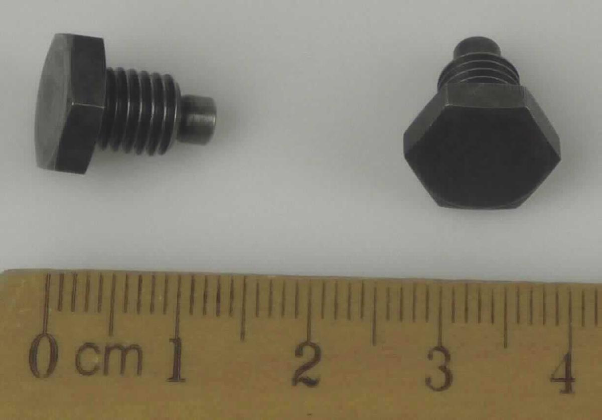 Sog. Verschlussschraube
- in Form eines spezifisch nach Werkzeichnung gefertigten, zylindrischen Körpers aus
  Stahl mit Flachkopf mit Außensechskant und metrischem Gewinde (M7x1) mit stumpfem 
  Gewindeende (Abbildung siehe Anlage),
- zum Einbau in die Ventilbrücke von Dieselmotoren zum Verschließen einer Bohrung und
  zum linearen Fixieren des Kolbens.

"Teil, erkennbar ausschließlich für Kolbenverbrennung-/Motoren mit Selbstzündung, keine Ware der
 TARIC-Codes 8409 9900 10 bis 8409 9900 80 - sog. Verschlussschraube"