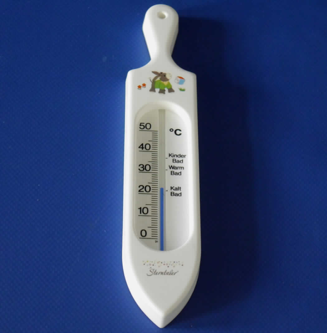 Es handelt sich um ein Set, bestehend aus sieben in einem Karton verpackten Waren: eine Wickelauflage, ein Kapuzenbadetuch, vier Waschlappen, ein Bade-Thermometer, ein Mittelmeerschwamm (Naturschwamm), ein Baby-Kamm und eine Baby-Bürste.  
Die Waren dienen weder der Befriedigung eines speziellen Bedarfs noch der Ausübung einer bestimmten Tätigkeit und stellen sich somit nicht als Warenzusammenstellung i. S. d. AV 3 b) dar. Sie sind getrennt einzureihen.

Bei dem sog. Bade-Thermometer, Art-Nr. 20057-0001-CE handelt es sich um ein Thermometer, im Wesentlichen bestehend aus einem ca. 18 cm x 3,5 cm x 1 cm (L x B x D) weißen Kunststoffkörper, der im Innern mit einem mit Flüssigkeit gefüllten Röhrchen und einer Temperaturskala von 0 bis 50 Grad Celsius sowie einer Unterteilung in "Kalt Bad", "Warm Bad" und "Kinder Bad" versehen ist. 

Das nicht mit anderen Instrumenten kombinierte Thermometer wird üblicherweise zum Messen der Badewassertemperatur verwendet.

Die Ware ist auf einer Pappunterlage aufgeblistert.

Sie ist als "Thermometer, nicht mit anderen Instrumenten kombiniert, unmittelbar ablesbar, flüssigkeitsgefüllt, kein Fieberthermometer, nicht für zivile Luftfahrzeuge" einzureihen.