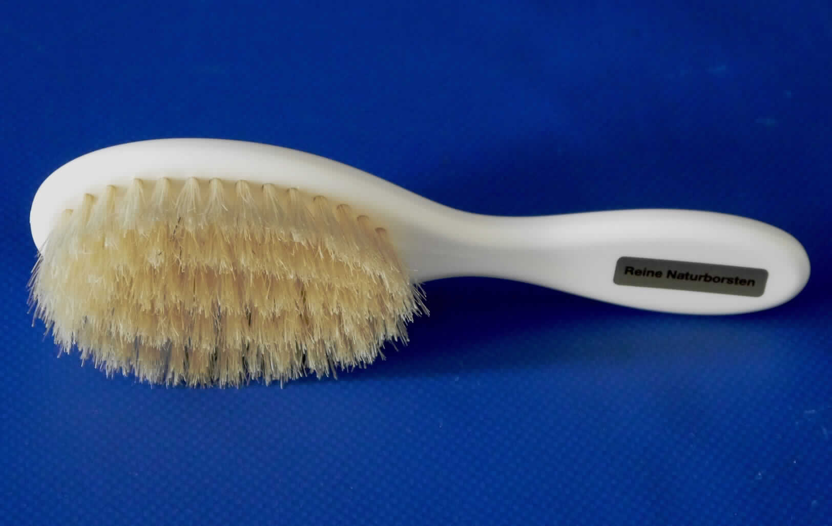 Es handelt sich um ein Set, bestehend aus sieben in einem Karton verpackten Waren: eine Wickelauflage, ein Kapuzenbadentuch, vier Waschlappen, ein Bade-Thermometer, ein Mittelmeerschwamm (Naturschwamm), ein Baby-Kamm und eine Baby-Bürste.  
Die Waren dienen weder der Befriedigung eines speziellen Bedarfs noch der Ausübung einer bestimmten Tätigkeit und stellen sich somit nicht als Warenzusammenstellung i. S. d. AV 3 b) dar. Sie sind getrennt einzureihen.

Bei der sog. Baby-Bürste handelt es sich um eine ca. 15 cm x 4 cm große Haarbürste, bestehend aus einem Griff aus Kunststoff, einem ovalen Bürstenkopf aus Kunststoff und in den Bürstenkopf eingesteckten ca. 2 cm langen Borstenbüschel (lt. AStin aus Naturborsten). 

Die Bürste wird zur Pflege von Babyhaaren verwendet.
Sie ist auf einer Pappunterlage (zusammen mit einem Baby-Kamm) aufgeblistert, Art-Nr. 20059-0001-CE.

Das Erzeugnis ist als "Haarbürste" einzureihen.