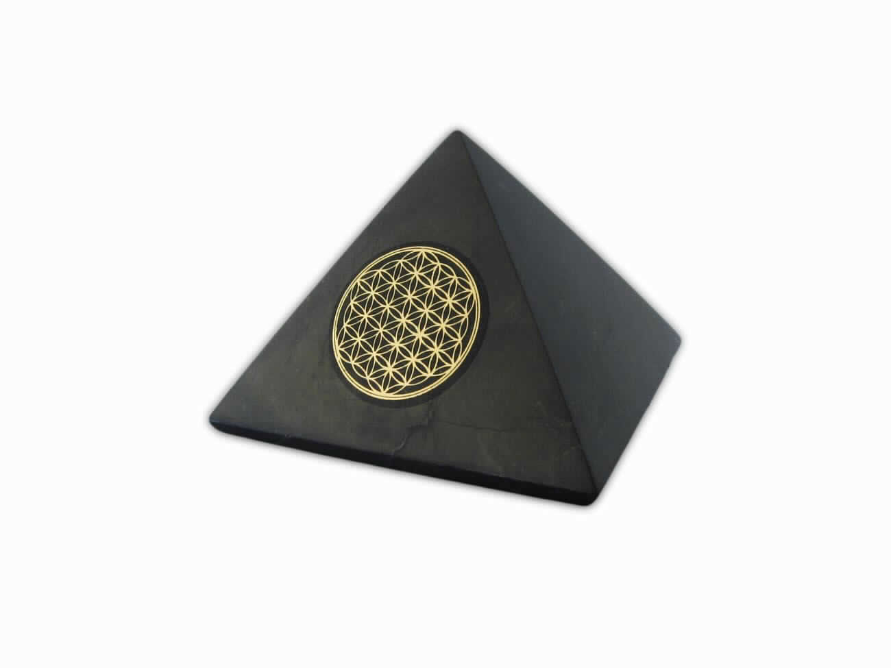 Angaben:
Pyramidenförmige, polierte Steine aus Schungit, mit einem dekorativen goldfarbenen Prägedruck (Symbol: Blume des Lebens) versehen.

Befund:
andere bearbeitete Werksteine (ausgenommen Schiefer) und Waren daraus
