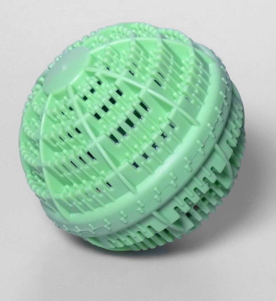 Keramischer Haushaltsartikel, sog. Waschball aus Kunststoff, Foto siehe Anlage, 
- aus verschiedenen Bestandteilen zusammengesetzte Ware, bestehend aus 
- einer Waschkugel,
- - in Form eines grünen annähernd kugelförmigen Hohlkörpers aus Kunststoff,
- - mit einem Durchmesser von 10,3 cm,
- - mit zahlreichen, schlitzförmigen Öffnungen,
- weißen, unglasierten Kügelchen,
- - mit einem Durchmesser von 0,7 cm,
- - keramische Erzeugnisse, nach der Formgebung gebrannt, tonmineralhaltiges Material 
    enthaltend,
- - nach dem Ergebnis der wissenschaftlichen Untersuchung aus Steingut; keine 
    Tenside enthaltend,
- - mit einem Gesamtgewicht von ca. 40 g,
- rotbraunen, unglasierten Kügelchen,
- - mit einem Durchmesser von 0,7 cm,
- - keramische Erzeugnisse, nach der Formgebung gebrannt, tonmineralhaltiges Material 
    enthaltend,
- - nach dem Ergebnis der wissenschaftlichen Untersuchung aus Steinzeug; keine 
    Tenside enthaltend,
- - mit einem Gesamtgewicht von ca. 40 g,
- grauen, unglasierten Kügelchen,
- - mit einem Durchmesser von 0,7 cm,
- - nach dem Ergebnis der wissenschaftlichen Untersuchung keine keramischen 
    Erzeugnisse, 
- - mit einem Gesamtgewicht von ca. 39 g,
- insbesondere im Hinblick auf die Bedeutung in Bezug auf die Verwendung der Ware
  (Waschen ohne Zusatz von Waschmitteln) ist die Füllung aus Kugeln gegenüber der 
  Kunststoffkugel als charakterbestimmend anzusehen,
- die Füllung besteht nach dem Umfang / Gewicht charakterverleihend aus Keramikkugeln
  der Position 6912, wobei nach dem Umfang / Gewicht weder die Keramikkugel aus
  Steinzeug noch die Keramikkugeln aus Steingut der Ware den wesentlichen Charakter
  verleihen; die Ware ist daher der von den gleichermaßen in Betracht kommenden
  Unterpositionen (6912 0083 und 6912 0085) in der Nomenklatur zuletzt genannten
  Unterposition zuzuweisen.

"Anderer keramischer Haushalts- oder Hauswirtschaftsartikel, aus Steingut "
