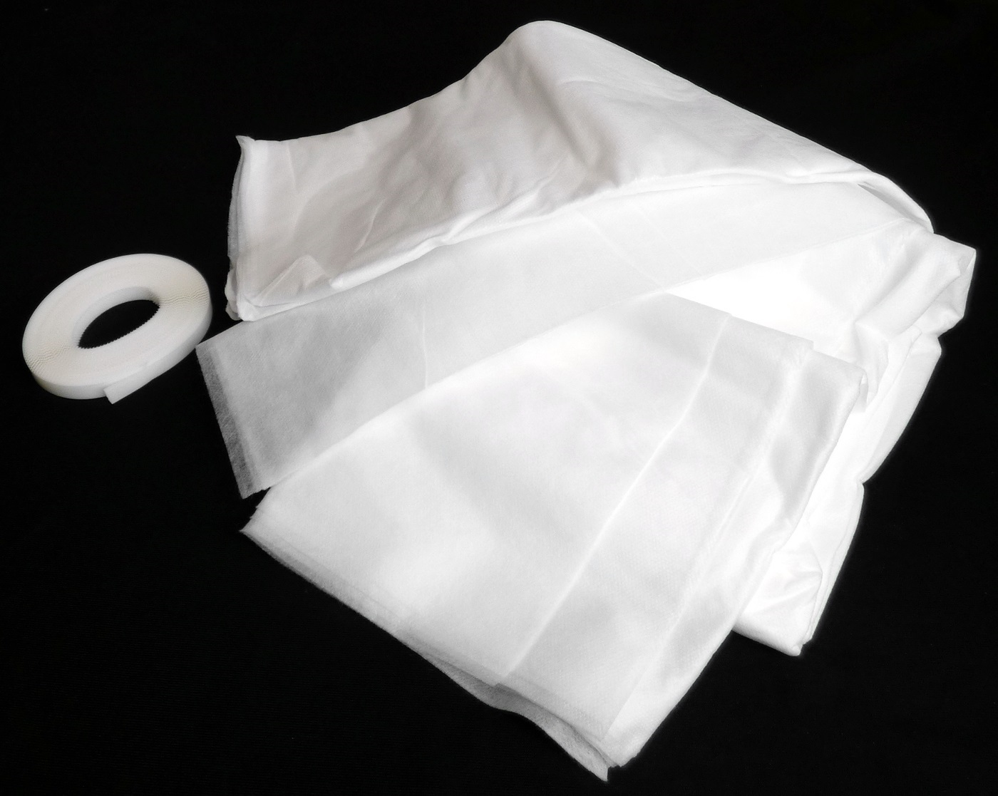 Vliesstoffe, sog. Pollenschutzvliese, Foto siehe Anlage,
- Warenzusammenstellung, bestehend aus drei Vliesstoffen und einem Klettband für den Einzelverkauf
  aufgemacht und zur Befriedigung eines speziellen Bedarfs zusammengestellt und laut Antrag
  gemeinsam in einer Kunststofffolie mit bedrucktem Papiereinleger verpackt,
- Vliesstoffe:
-- rechteckig zugeschnitten, laut Antrag in den Abmessungen von 
   130 cm x 150 cm,
-- aus synthetischen Filamenten (laut Antrag Polypropylen),
-- punktuell thermisch verfestigt,
-- kein melt blown,
-- weder bestrichen noch überzogen,
-- mit einem Quadratmetergewicht von ca. 23,7 g,
- Klettband:
-- aus Kunststoff,
-- aufgerollt; laut Antrag in den Abmessungen von 5,6 m x 9,5 mm,
-- selbstklebend, mit einer Schutzfolie versehen,
-- zum Befestigen der Vliesstoffe am Fensterrahmen,
- die Vliesstoffe bestimmen insbesondere im Hinblick auf die Bedeutung in Bezug auf die Verwendung
  und den Umfang den wesentlichen Charakter der Warenzusammenstellung.

"Vliesstoffe, aus synthetischen Filamenten, mit einem Quadratmetergewicht von weniger als 25 g, weder
 bestrichen noch überzogen, andere als in der Unterposition 5603 1190 10 genannte"