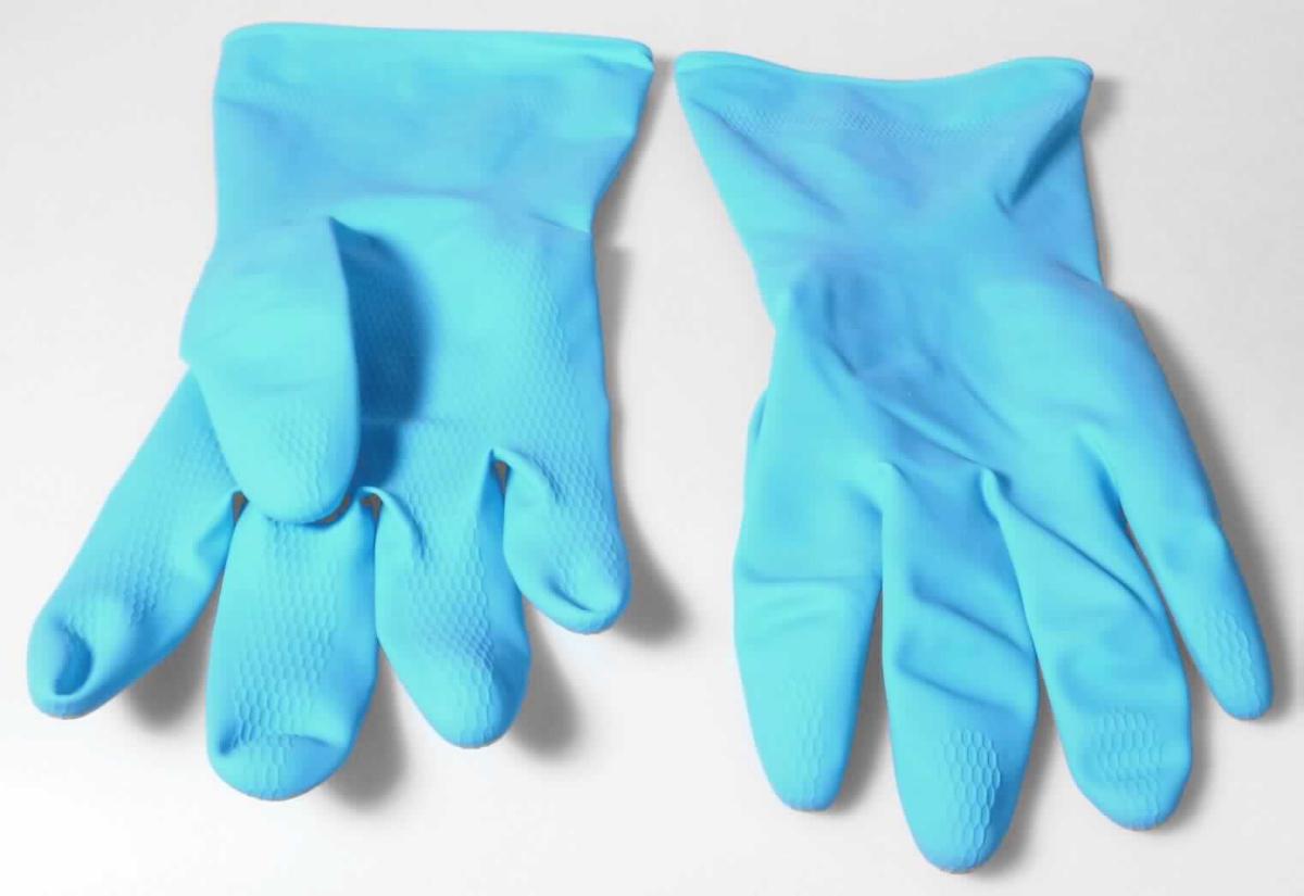 Angaben des Antragstellers:
Haushaltshandschuhe, bestehend aus 100 % Naturkautschuklatex, Baumwollbeflockung auf der Innenseite zur Anwendung beim Abwasch und anderen Reinigungstätigkeiten

Feststellungen an einem Warenmuster:
Es wurde ein Paar Fingerhandschuhe aus einem blauen, elastischen Material vorgelegt. Die Handschuhe sind innen mit einem feinen Baumwollflor beflockt und außen auf der Handinnenfläche strukturiert.

Befund:
Es liegen Fingerhandschuhe aus Weichkautschuk im Sinne der Unterposition (KN) 4015 1900 vor.