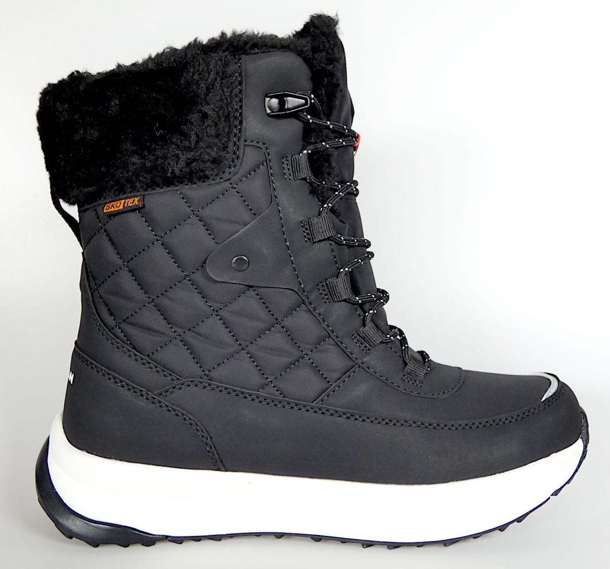 Stiefel, sog. Thermostiefel, Größe 37, Foto siehe Anlage,
- mit Laufsohlen aus laut Antrag Kunststoff,
- mit Oberteil aus Kunststoff (Spinnstoff mit einer mit bloßem Auge wahrnehmbaren Außenschicht
  aus Kunststoff; den größten Teil der Außenfläche bildend; somit keine Ware der Position 6404)
  und Spinnstoffen,
- auf das Oberteil ist ein Verstärkungsteil aus Kunststoff aufgesetzt,
- mit Schnürsenkelverschluss, mit Schlaufen aus gewebten Bändern aus Spinnstoff, teilweise mit 
  abstehenden Ösen aus unedlem Metall,
- seitlich, auf der Lasche und im Bereich der Ferse mit Firmenlogos versehen,
- im Bereich der Ferse mit einer Anziehhilfe,
- den Knöchel bedeckend,
- ohne Metallschutz in der Vorderkappe,
- gefüttert.

"Schuhe, andere als in der Position 6401 genannte, mit Laufsohlen und Oberteil aus Kunststoff,
 andere als in den Unterpositionen (KN) 6402 1210 bis 6402 2000 genannte, den Knöchel
 bedeckend, andere als in der Unterposition (KN) 6402 9110 genannte"