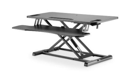 Ergonomischer Schreibtischaufsatz (Abbildung siehe Anlage)
- aus einem Standfuss (Abmessung 95 cm x 61 cm x 11 cm) mit Arbeitsplatte (Abmessung
  95 cm x 61 cm) mit diversen Bohrungen und Ablagevorrichtungen, Tastatur-/Maus-Ablagefläche und
  Schiebegriff mit Gasdruckfeder,
- zum Anheben und Absenken (zwischen 10 - 50 cm) von Gegenständen (Monitor, Tastatur u.s.w.)
  auf einem Schreibtisch, um im Stehen oder im Sitzen zu arbeiten.

"Andere Maschine zum Heben, keine Ware der TARIC-Codes 8428 9071 00 bis 8428 9079 00 -
  Ergonomischer Schreibtischaufsatz"