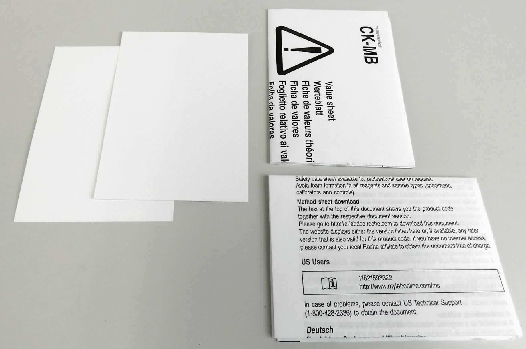 Es handelt sich um einen beidseitig mit Text schwarzweiß bedruckten Zuschnitt aus Papier (Format etwa 41,8 x 29,5 cm, mehrfach auf etwa 10,6 x 7,5 cm gefalzt). Dieser enthält neben Kontaktdaten des Herausgebers, im Wesentlichen in mehrere Sprachen verfasste Hinweise zum Umgang mit einem benannten Invitro-Diagnostikum (nicht Gegenstand dieser Auskunft). Daneben sind ein Produkt-Code und ein Link zum Download weiterer Dokumentation von der Internetseite des Herstellers dieses Reagenz abgedruckt, das im Bereich der klinischen Immundiagnostik eingesetzt wird. 

Derartige Waren gehören als "durch Text charakterisierte, zum Lesen bestimmte Druckerzeugnisse, in losen Bogen, auch gefalzt" zum TARIC-Code 4901 10 00 00.