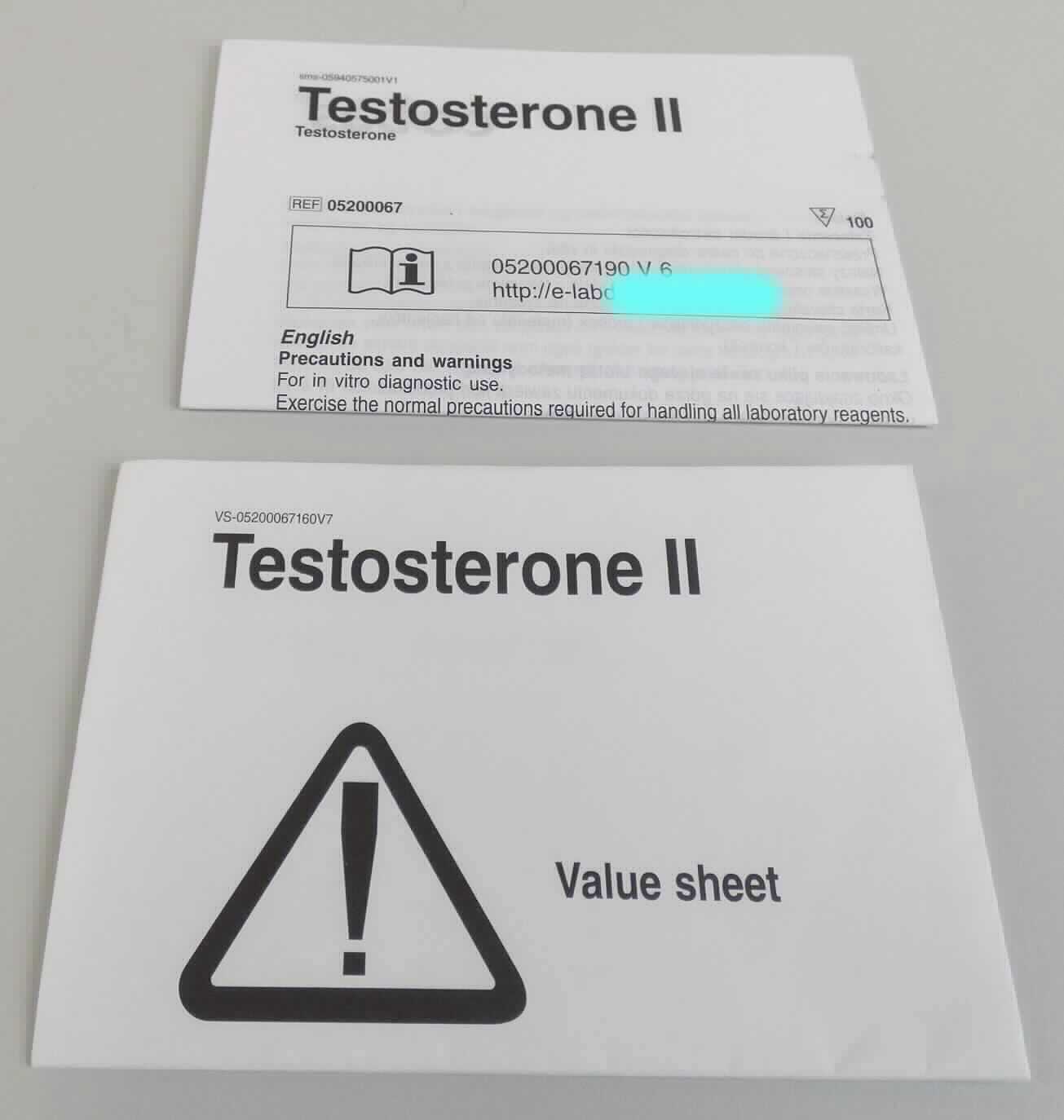 Es handelt sich um einen beidseitig mit Text schwarzweiß bedruckten Zuschnitt aus Papier (Format etwa 41,8 x 29,5 cm, mehrfach auf etwa 10,6 x 7,5 cm gefalzt). Dieser enthält neben Kontaktdaten des Herausgebers, im Wesentlichen in mehrere Sprachen verfasste Hinweise zum Umgang mit einem benannten Invitro-Diagnostikum (nicht Gegenstand dieser Auskunft). Daneben sind ein Produkt-Code und ein Link zum Download weiterer Dokumentation von der Internetseite des Herstellers dieses Reagenz abgedruckt, das im Bereich der klinischen Immundiagnostik eingesetzt wird. 

Derartige Waren gehören als "durch Text charakterisierte, zum Lesen bestimmte Druckerzeugnisse, in losen Bogen, auch gefalzt" zum TARIC-Code 4901 10 00 00.