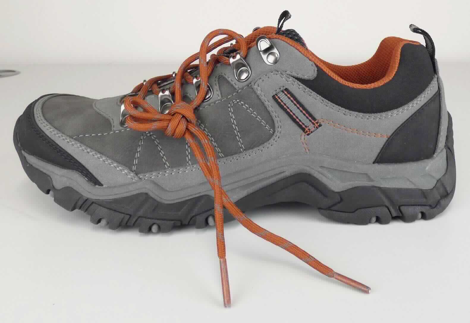 Halbschuhe (lt. Antrag: "Straßenschuhe", Größe 42, Foto siehe Anlage)
- mit Laufsohlen aus (lt. Antrag) Kunststoff, 
- mit Oberteil (geschlossenes Blatt) aus Kunststoff (Spinnstoff mit einer mit bloßem Auge wahrnehmbaren 
  Außenschicht aus Kunststoff),
- auf das Oberteil sind Stücke aus Kunststoff als Verstärkungsteile aufgesetzt,
- mit Schnürsenkelverschluss,
- nicht den Knöchel bedeckend,
- ohne Metallschutz in der Vorderkappe,
- mit einer Länge der Innensohle von ca. 28,7 cm,
- als Männerschuh erkennbar.

"Schuhe, andere als in der Position 6401 genannte, mit Laufsohlen und Oberteil aus Kunststoff, andere als 
 in den Unterpositionen 6402 1210 bis 6402 9991 genannte, für Männer"