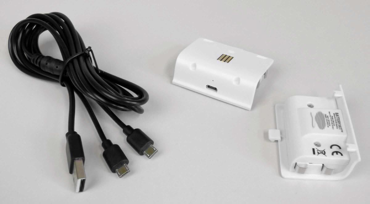 Xbox One Battery: Kit (white), Art.-Nr.: SB913181"  EAN: 4039621913181 (Abbildung siehe Anlage)
Xbox One Battery: Kit (black), Art.-Nr.: SB913174"  EAN: 4039621913174
- aus zwei Nickel-Metallhydrid-Akkumulatoren, jeweils in Form eines "battery-packs" 
  in einem Gehäuse mit Kontaktflächen, 
- zusammen mit Beipack (Y- USB-Kabel mit einerseits USB-Anschlussstecker und
  auf der anderen Seite mit zwei micro- USB-Steckern sowie Bedienungsanleitung) 
  in einer gemeinsamen Verkaufsumschließung für den Einzelverkauf,
- zur Verwendung als wiederaufladbare Energiequelle für die Controller einer
 Spielekonsole.
Die Nickel-Metallhydrid-Akkumulatoren bestimmen den Charakter des Ganzen.

"Elektrische Akkumulatoren, Nickelhydrid-Akkumulatoren (in für den Einzelverkauf aufgemachter Warenzusammen-stellung mit nicht charakterbestimmendem Beipack)"