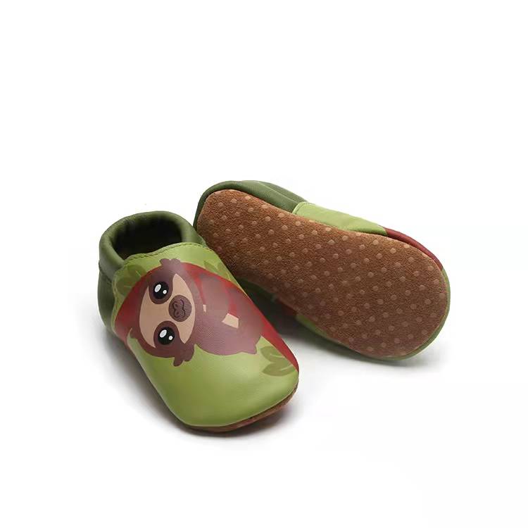 Babyschuhe, sog. Lauflernschuhe (Krabbelschuhe), Foto siehe Anlage,
- mit Laufsohlen aus Leder (den größten Teil der Berührungsfläche mit dem Boden bildend) und
  rutschhemmend mit Kunststoffpunkten ausgestattet; ohne Hauptsohle aus Holz,
- mit Oberteil (geschlossenes Blatt) aus Leder,
- auf das Oberteil ist an der Einschlupföffnung ein Stück aus Leder als Verstärkungsteil aufgesetzt,
- an der Einschlupföffnung elastisch verengt,
- im Vorderfußbereich mit einem aufgedruckten Motiv,
- ohne Metallschutz in der Vorderkappe,
- den Knöchel, jedoch nicht die Wade bedeckend (damit keine Ware der Unterposition 6403 5991),
- mit einer Länge der Innensohle von weniger als 24 cm,
- gefüttert.

"Schuhe mit Laufsohlen und Oberteil aus Leder, andere als in den Unterpositionen 6403 1200 bis
 6403 4000 genannt, den Knöchel bedeckend, andere als in der Unterposition 6403 5105 genannte,
 jedoch nicht die Wade bedeckend, mit einer Länge der Innensohle von weniger als 24 cm"