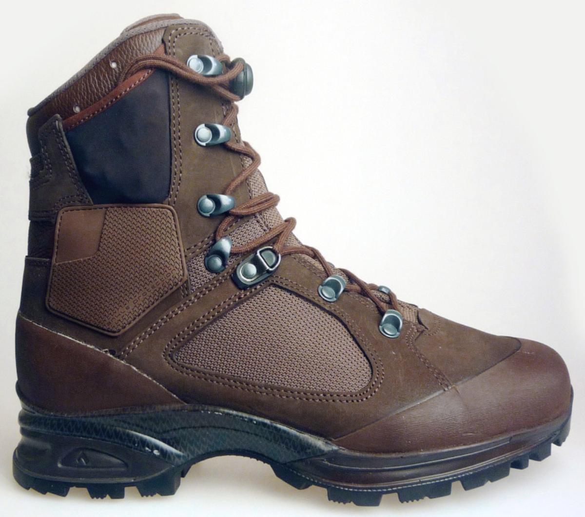 Stiefel (Foto siehe Anlage)
- laut Anlage:
-- mit Laufsohlen aus Kautschuk; ohne Hauptsohle aus Holz,
-- mit Oberteil (geschlossenes Blatt) aus Leder (den größten Teil der Außenfläche bildend), Kunststoff
   (Spinnstoff mit einer mit bloßem Auge wahrnehmbaren Außenschicht aus Kunststoff) und Spinnstoff,
-- auf das Oberteil sind Verstärkungsteile aus Kunststoff, Leder und Spinnstoff aufgesetzt,
-- mit Schnürsenkelverschluss und Kordelstopper, sowie mit abstehenden Metallösen,
-- ohne Metallschutz in der Vorderkappe,
-- den Knöchel, jedoch nicht die Wade bedeckend,
-- mit einer Länge der Innensohle von mehr als 24 cm,
-- nicht als Männer- oder Frauenschuhe erkennbar.
 
"Schuhe mit Laufsohlen aus Kautschuk und Oberteil aus Leder, andere als in den Unterpositionen
 6403 1200 bis 6403 9105 genannte, den Knöchel, jedoch nicht die Wade bedeckend, mit einer Länge
 der Innensohle von mehr als 24 cm, nicht als Männer- oder Frauenschuhe erkennbar, andere als in der
 Unterposition 6403 9113 10 genannte"