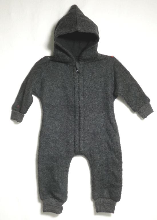 Overall, sog. Bekleidung für Babys und Kleinkinder, Overall, Größe 86/92, Foto siehe Anlage,
- die Ware wird durch ein Muster in Kleinkindergröße veranschaulicht,
- in verschiedenen Designs,
- in einem Polybeutel verpackt,
- aus ca. 2,8 mm dicken, einfarbigen, beidseitig gerauten Gewirken (sog. Fleece) aus laut Antrag
  100 % Merinowolle, mt Bündchen aus bunt- und gerippt gewirkten Gewirken (melierte Garne) aus
  laut Antrag 95 % Baumwolle und 5 % Elasthan (synthetische Chemiefasern),
- einteilig, den ganzen Körper mit Ausnahme des Gesichts, der Hände und der Füße bedeckend,
- mit einer angesetzten, gefütterten Kapuze,
- vorn mit einer bis zum Schritt reichenden Öffnung mit Reißverschluss, am Halsausschnitt mit einer
  kurzen Überlappung von links über rechts,
- mit langen Ärmeln,
- mit langen Hosenbeinen,
- an den Ärmel- und den Hosenbeinabschlüssen mit angesetzten Bündchen verengt,
- aufgrund der Doppelgröße 86/92 keine Einreihung als Kleidung für Kleinkinder,
- insbesondere im Hinblick auf den Umfang ist das Gewirke aus Wolle das für die Spinnstoffermittlung
  maßgebende Flächenerzeugnis.

"Kleidung, andere als in den Positionen 6101 bis 6113 genannte, aus Gewirken, aus Wolle"