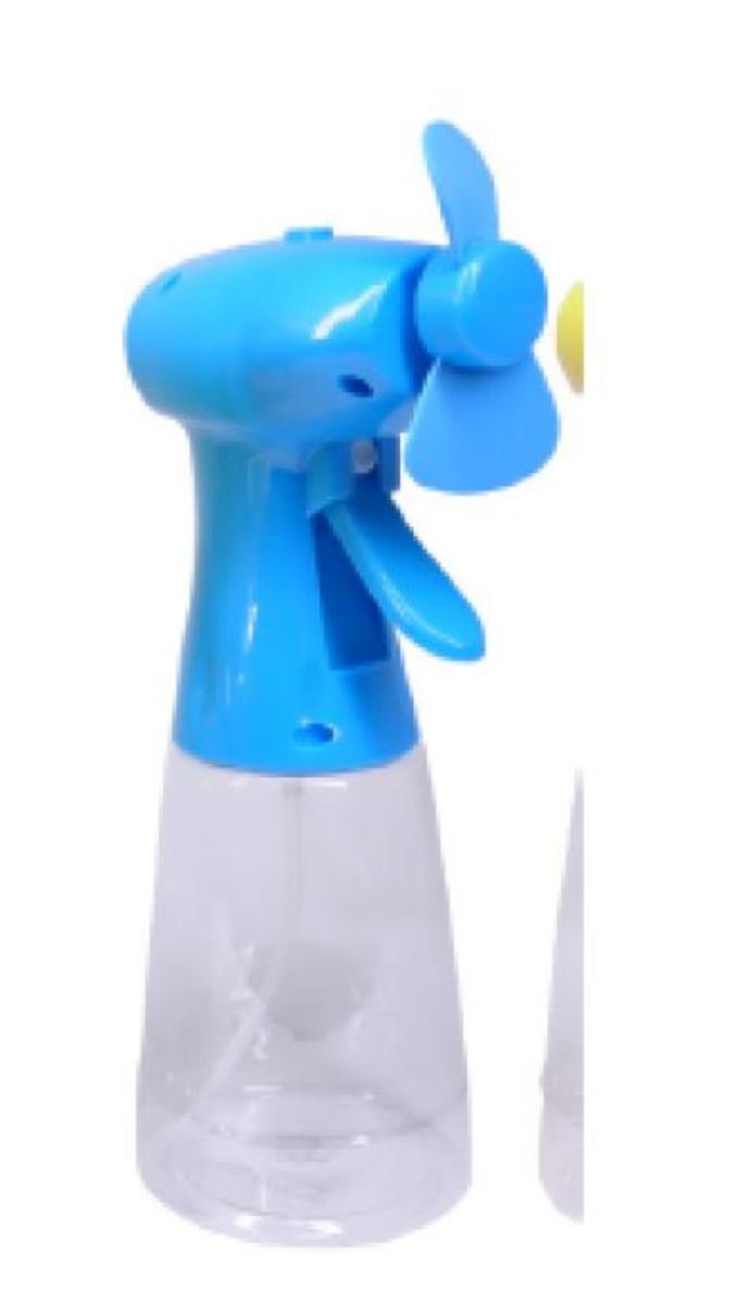 Sog. Mini Handventilator, Art. 8380712
- aus einem spezifisch geformten Handgerät aus Kunststoff mit eingebautem Elektromotor, zweiflügeli-
  gem Propeller, Batteriefach mit zwei AA-Batterien, An-/Ausschalter sowie einer von Hand zu betätigen-
  den Sprühvorrichtung aus Sprühkopf, Kolbenpumpsystem, Pistolenhebel, Saugrohr  und Wassertank
  mit einem Fassungsvermögen von ca. 300 ml (Abbildung siehe Anlage),
- mit einem Gewicht von 172 g,
- zur Erzeugung eines feinen Sprühnebels, zur Verwendung im Haushalt,
- zusammen mit einer Bedienungsanleitung.
Der Ventilator bestimmt den Charakter des Ganzen.

"Elektromechanisches Haushaltsgerät mit eingebautem Elektromotor, kein Lebensmittelzerkleinerungs-
und -mischgerät, keine Frucht- oder Gemüsepresse, mit einem Schraubendreher (Warenzusammen-
stellung in Aufmachung für den Einzelverkauf aus Wassersprühventilator -charakterbestimmend- und
Beipack) - sog. Mini Handventilator"