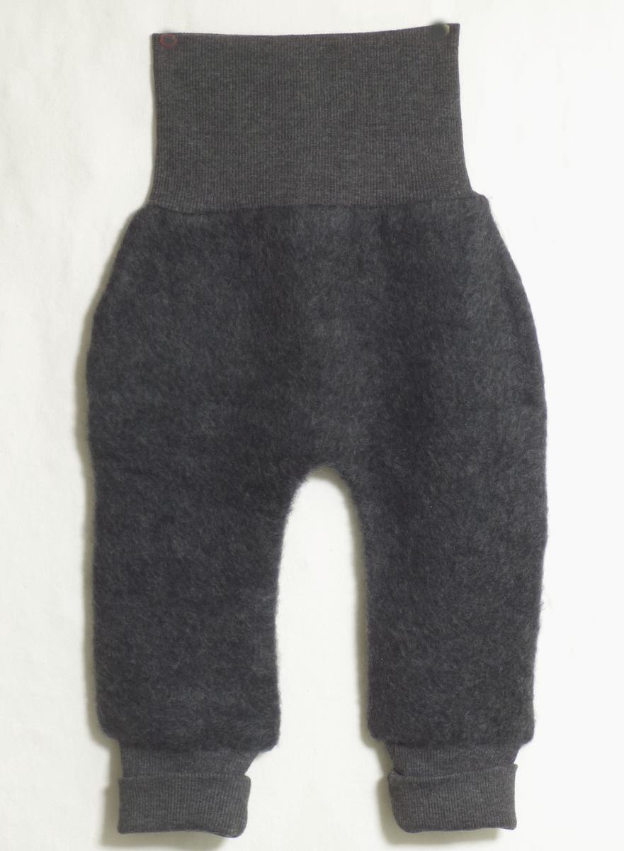 Lange Hose, sog. Bekleidung für Babys und Kleinkinder, Hose, Größe 86/92, Foto siehe Anlage,
- die Ware wird durch ein Muster in Kleinkindergröße veranschaulicht,
- in verschiedenen Designs,
- aus ca. 2,8 mm dicken, einfarbigen, beidseitig gerauten Gewirken (sog. Fleece) aus laut Antrag
  100 % Merinowolle, mit einem Taillenbund und Bündchen an den Beinabschlüssen aus bunt- und
   gerippt gewirkten Gewirken (melierte Garne) aus laut Antrag 95 % Baumwolle und 5 % Elasthan
   (synthetische Chemiefasern),
- in der Taille abschließend, mit einem angesetzten, ca. 10 cm breiten Taillenbund,
- ohne Öffnung und ohne Verschluss,
- ohne Hinweise auf den Trägerkreis (unisex),
- mit knöchellangen Hosenbeinen, an den Beinabschlüssen mit angesetzten, verengenden Bündchen,
- aufgrund der Doppelgröße 86/92 keine Einreihung als Kleidung für Kleinkinder,
- insbesondere im Hinblick auf den Umfang ist das Gewirke aus Wolle das für die Spinnstoffermittlung
  maßgebende Flächenerzeugnis.

"Lange Hose, aus Gewirken, für Mädchen, aus Wolle"