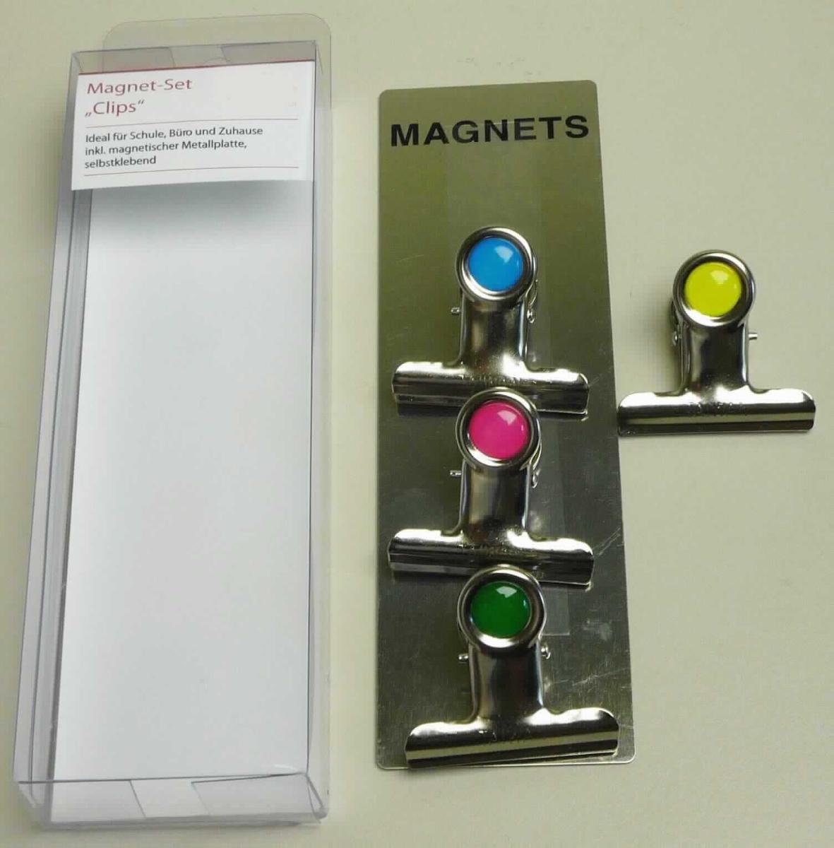 Es handelt sich um i. W. aus unedlem Metall gefertigte Klammern, bestehend aus zwei annähernd T-förmigen Hälften, die über einen Stift mit Feder verbunden sind. Die unteren Enden der T-förmigen Hälften sind kreisförmig ausgearbeitet und mit einem kreisrunden Dauermagneten auf der Innenseite und mit einem kreisförmigen "Griffstück" aus Kunststoff oder Kautschuk auf der Schauseite versehen. Die Erzeugnisse dienen zum Halten von Notizzetteln, Fotos, Karten und dergleichen. 
Abmessungen (Höhe x Breite): etwa 4 x 3,5 cm
Jeweils vier dieser Halteklammern sind gemeinsam mit einem rechteckigen Stahlblechabschnitt (Höhe x Breite: etwa 15,5 x 5 cm), dessen Rückseite mit einem Klebestreifen versehen ist, in einer Klarsichtverpackung mit Papiereinleger für den Einzelverkauf aufgemacht.
- Antragstellerangaben - 

Abbildung siehe Anlage.

Die Halteklammern mit Dauermagneten stellen sich insbesondere aufgrund des Umfangs und der Bedeutung für die Verwendung als die Waren dar, die den Zusammenstellungen ihren wesentlichen Charakter verleihen.
Stahl verleiht den aus verschiedenen Bestandteilen und Stoffen zusammengesetzten Halteklammern ihren wesentlichen Charakter.

Derartige Erzeugnisse gehören als "den Briefklammern und Aktenklammern ähnliches Büromaterial, aus unedlen Metallen" zur Codenummer 8305 90 00 00 0 des Zolltarifs.