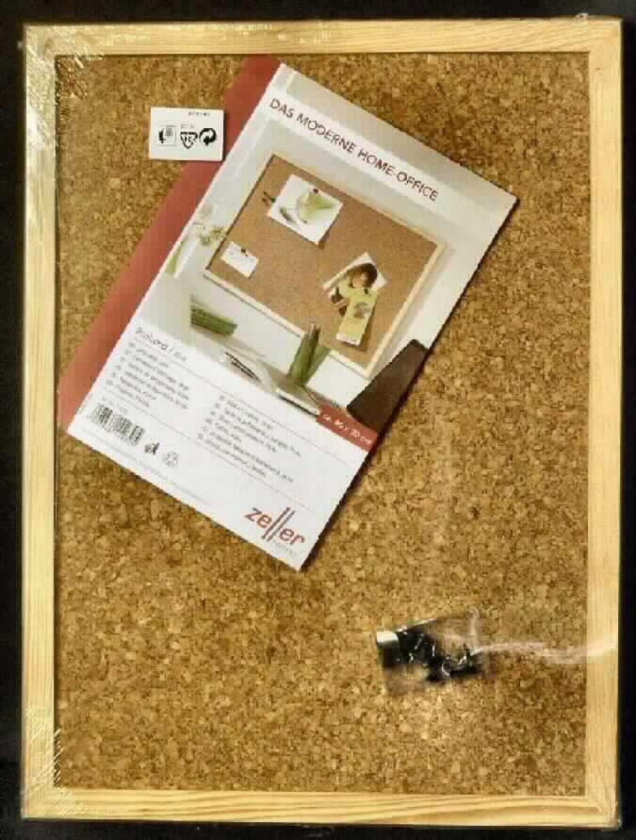 Es handelt sich bei der sog. Pinboard, natur (Art. Nr. 11230, Abmessungen ca. 39,5 x 29,5 x 1,5 cm) um eine Ware aus Presskork auf einer Pappunterlage, welche mit einem Holzrahmen eingefasst ist. Das Pinboard ist zusammen mit 6 Steckpins sowie Befestigungsmaterial gemeinsam in einer Kunststofffolie als Warenzusammenstellung für den Einzelverkauf aufgemacht.
Nach Umfang und der Bedeutung in Bezug auf die Verwendung verleiht der Kork der Ware den wesentlichen Charakter.

Zolltarifrechtlich handelt es sich um "Waren aus Presskork, andere als Würfel, Quader, Platten, Blätter und Streifen; Fliesen in beliebiger Form; massive Zylinder, einschließlich Scheiben, andere als Stopfen, andere als Dichtungen für zivile Luftfahrzeuge"