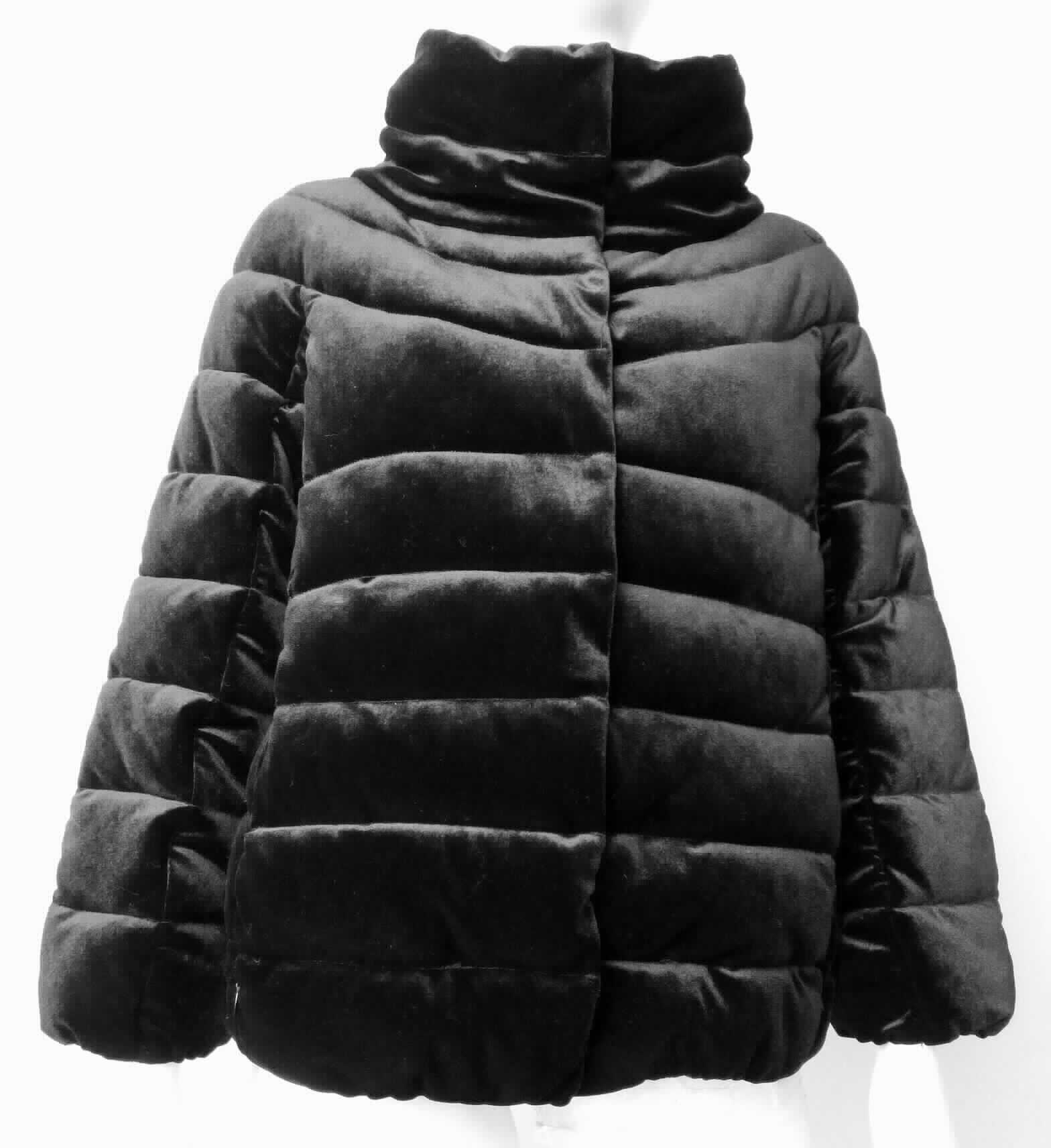 Blouson, sog. Blouson für Frauen, Style 10061701584, Größe 38, Foto siehe Anlage,
- aus einem dreilagigen, durch Steppen abgeteilten Verbunderzeugnis mit einer Außenlage aus ca. 0,8 mm dicken,
  einfarbigen Samtgewirken, einer Zwischenlage aus Wattierungsstoff und einer Innenlage aus ca. 0,1 mm  dicken, 
  einfarbigen Geweben; alle Flächenerzeugnisse aus laut Antrag 100 % Polyester (synthetische Chemiefasern),
- über die Taille reichend (Rückenlänge: ca. 60 cm), 
- mit einem Stehkragen,
- vorn mit einer durchgehenden Öffnung mit Druckknopfverschluss von rechts über links (Frauenkleidung),
- mit langen Ärmeln, die über den unteren Rand des Kleidungsstücks hinausreichen; an den Ärmelenden 
  elastisch verengt,
- mit zwei eingesetzten Taschen mit Reißverschluss unterhalb der Taille,
- am unteren Rand elastisch verengt,
- die Gewirke der Außenlage verleihen der Ware insbesondere im Hinblick auf das äußere Erscheinungsbild 
  den wesentlichen Charakter.

"Blouson, aus Gewirken, für Frauen, aus Chemiefasern"