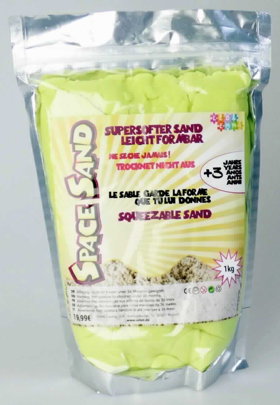Angaben: 
Spielsand für Kinder; bestehend aus 98% Quarzsand und 2% Bindemittel.

Warenbeschreibung: 
Hellgrüne, knetbare Masse, verpackt in einer etikettierten 1kg-Alufolienverpackung.

Befund: 
Modelliermasse, auch zur Unterhaltung für Kinder.