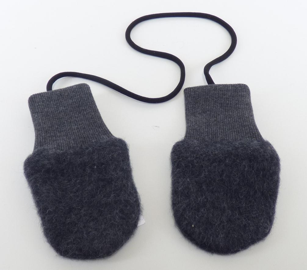 Fausthandschuhe, sog. Bekleidung für Babys, Handschuhe oder Fäustlinge, in Einheitsgröße 0 - 2 Jahre, Foto siehe Anlage,
- in Form von Fausthandschuhen ohne ausgearbeiteten Daumen,
- aus ca. 2,5 mm dicken, einfarbigen, beidseitig gerauten Gewirken (sog. Fleece) aus laut Antrag
  100 % Merinowolle, mit Stulpen aus bunt- und gerippt gewirkten Gewirken (melierte Garne) aus
  laut Antrag 95 % Baumwolle und 5 % Elasthan (synthetische Chemiefasern),
- mit einer angesetzten, ca. 6 cm langen Stulpe,
- beide Handschuhe sind durch eine angenähte, etwa 60 cm lange Kordel miteinander verbunden,
- aufgrund der Einheitsgröße 0 bis 2 Jahre und den Abmessungen nicht für Kleinkinder mit einer
  Körpergröße von bis zu 86 cm bestimmt (somit keine Ware der Position 6111),
- insbesondere im Hinblick auf den Umfang ist das Gewirke aus Wolle das für die Spinnstoffermittlung
  maßgebende Flächenerzeugnis.

"Fausthandschuhe, aus Gewirken, andere als in der Unterposition 6116 10 genannte, aus Wolle"