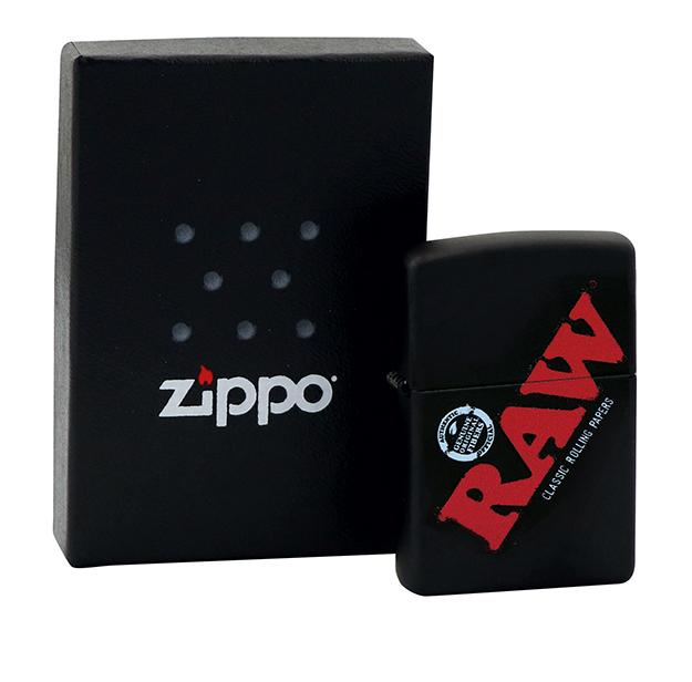 Es handelt sich bei dem als "RAW ZIPPO" bezeichneten Erzeugnis um ein Taschenfeuerzeug zur Verwendung mit Benzin, bestehend aus einer Hülle und einem Inlay.
Das Inlay besteht aus einem Tank, der mit Watte gefüllt ist, welche durch Kapillarkraft das Benzin hält und speichert. Durch die Watte hindurch verläuft der Docht zur Reibradzündung. Die Hülle besteht aus Metall und ist mit verschiedenen "RAW Designs" bedruckt.

Die Ware ist als "Taschenfeuerzeug, nicht für Gas" einzureihen.