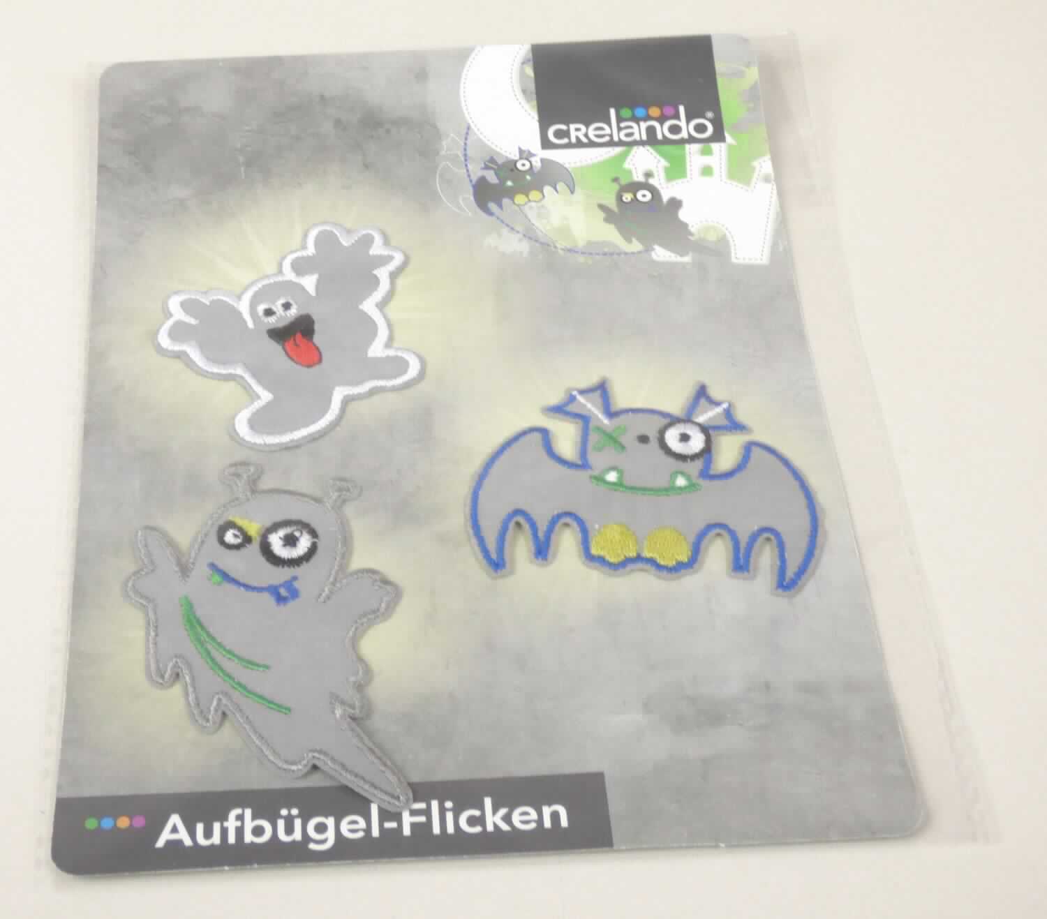 Stickereien als Motiv, Foto siehe Anlage,
- als Set mit drei unterschiedlichen Motiven "Geister" auf einer bedruckten Pappkarte in einem Polybeutel verpackt,
- laut Untersuchungsergebnis:
-- mit einem Stickgrund aus Gewebe (mit metallisierten Micro-Glaskügelchen versehen) aus laut Antrag 
   synthetischen Chemiefasern (Polyester) und Baumwolle; die Antragsangaben von 65 GHT Polyester und 
   35 GHT Baumwolle können als zutreffend angesehen werden,
-- mit Stickgarnen bestickt,
-- keine Ätzstickerei oder Stickerei mit herausgeschnittenem Grund,
- auf der Rückseite mit einem klarsichtigen Kleber ausgestattet,
- laut Antrag mit einem Wert von weniger als 17,50 EUR je kg Eigengewicht, 
- ohne Hinweise auf Handarbeit,
- stellt sich jeweils als Stickerei dar, somit keine Ware der Position 6217.

"Stickereien als Motiv, andere als Ätzstickereien und Stickereien mit herausgeschnittenem Grund, aus 
 Chemiefasern, mit einem Wert von weniger als 17,50 EUR je kg Eigengewicht, nicht handgearbeitet"