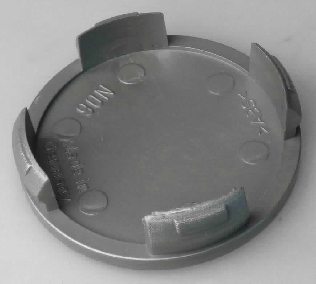 Nabenkappe, Foto siehe Anlage,
- rundes, silbergraues Erzeugnis aus formgepresstem Kunststoff (Acrylnitril-Butadien-Styrol -ABS-),
- mit einem Durchmesser von circa 5,9 cm und einer Höhe von circa 1,4 cm,
- zur Montage befinden sich auf der Unterseite vier Rastnasen,
- wird als Radnabenabdeckung von (laut Antrag) Aluminiumrädern ("Felgen") verwendet,
- aufgrund der objektiven Merkmale (u. a. Form, Abmessungen) erkennbar hauptsächlich
  für Kraftfahrzeuge der Position 8701 bis 8705 bestimmt.

"Zubehör (Nabenkappe) für Kraftfahrzeuge der Positionen 8701 bis 8705, für Räder, nicht für die industrielle Montage, nicht aus Aluminium"