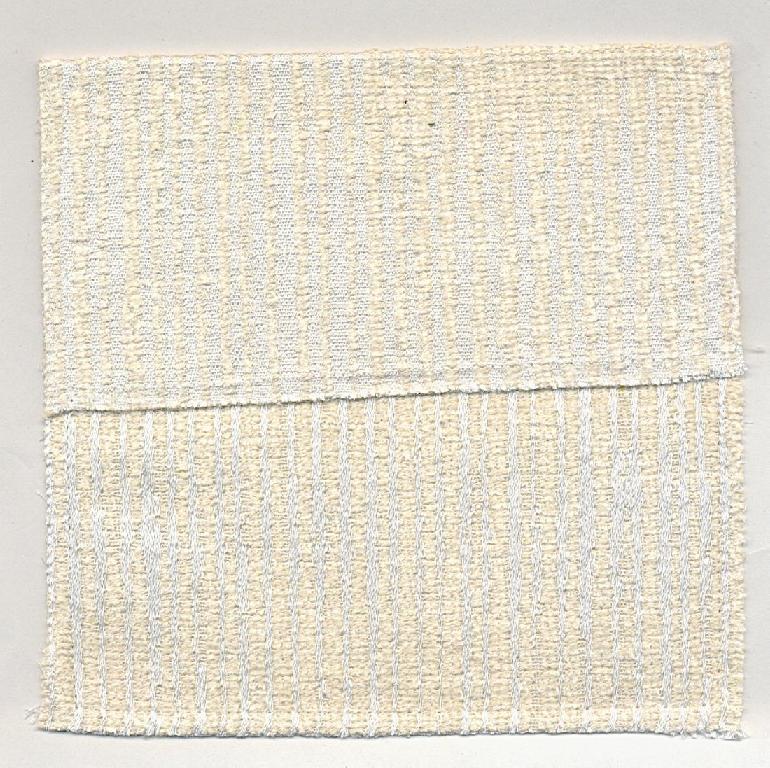 Jacquardgewebe, sog. Bezugsstoff, Art. Assam, 600104 0001 bis 600104 0008, Foto siehe Anlage,
- als Meterware, mit einer Breite von laut Antrag 136 cm,
- laut Antrag in acht unterschiedlichen Farben,
- laut Untersuchungsergebnis:
-- aus nicht hochfesten Garnen:
--- mit Kettgarnen aus synthetischen Filamenten (Polyamid),
--- mit dickeren Schussgarnen aus synthetischen Filamenten (Polyester),
--- mit dickeren Schussgarnen (Chenillegarnen) aus einem Grund aus Baumwolle und einem Faserflor
    aus künstlichen Spinnfasern (Viskose),
--- mit dünnen Schussgarnen aus synthetischen Spinnfasern (Polyacryl),
--- mit einem Gesamtanteil an (die Antragsangaben können als zutreffend angesehen werden):
---- synthetischen Filamenten von 55 GHT (davon 33 GHT Polyamid und 22 GHT Polyester),
---- künstlichen Spinnfasern von 26 GHT,
---- Baumwolle von 13 GHT,
---- synthetischen Spinnfasern von 6 GHT,
-- in Musterbindung,
-- buntgewebt,
-- ohne samtartige Oberfläche, somit keine Ware der Position 5801.

"Gewebe aus Garnen aus synthetischen Filamenten, anderes als in den Unterpositionen 5407 10 bis
 5407 84 genannte, buntgewebt"